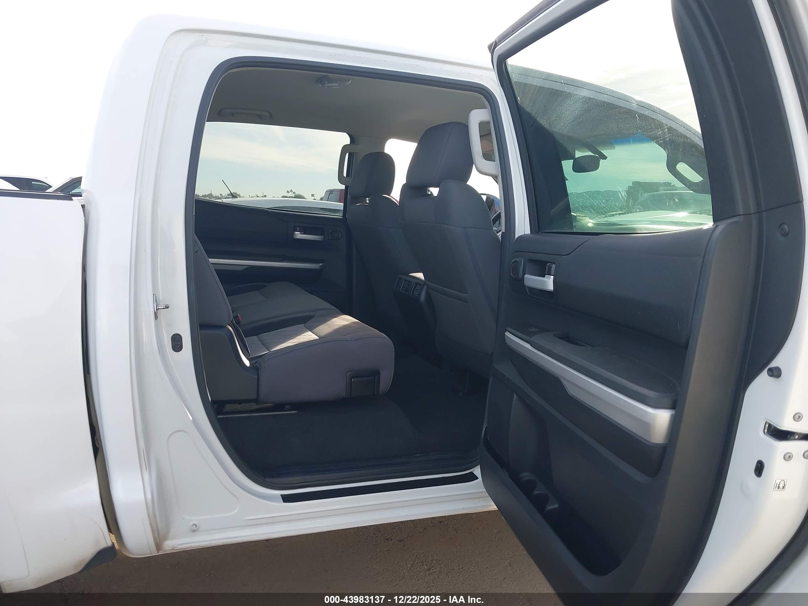 2015 Toyota Tundra Sr5 5.7l V8 Белый vin: 5TFDW5F18FX436270