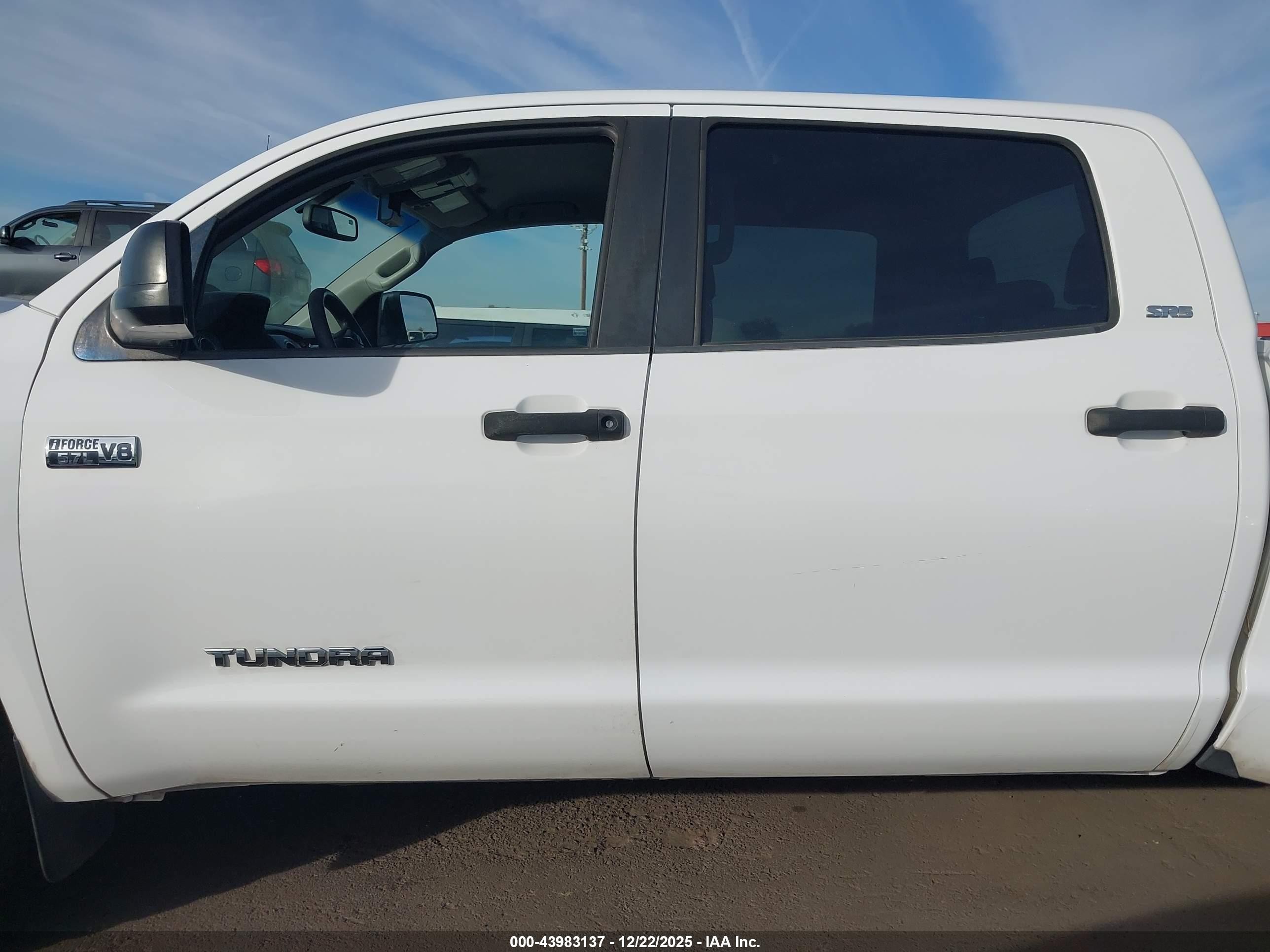 2015 Toyota Tundra Sr5 5.7l V8 Белый vin: 5TFDW5F18FX436270