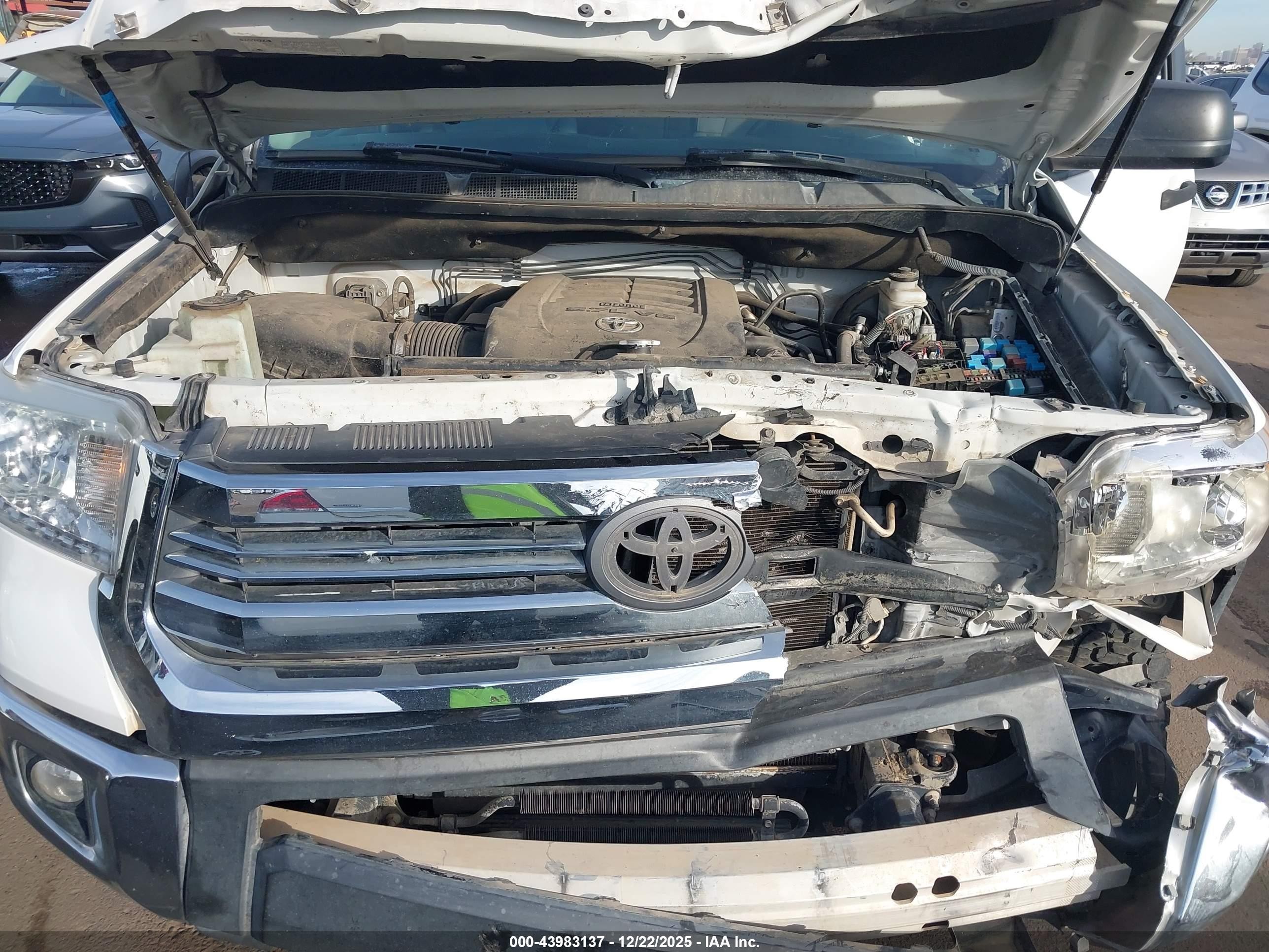 2015 Toyota Tundra Sr5 5.7l V8 Белый vin: 5TFDW5F18FX436270