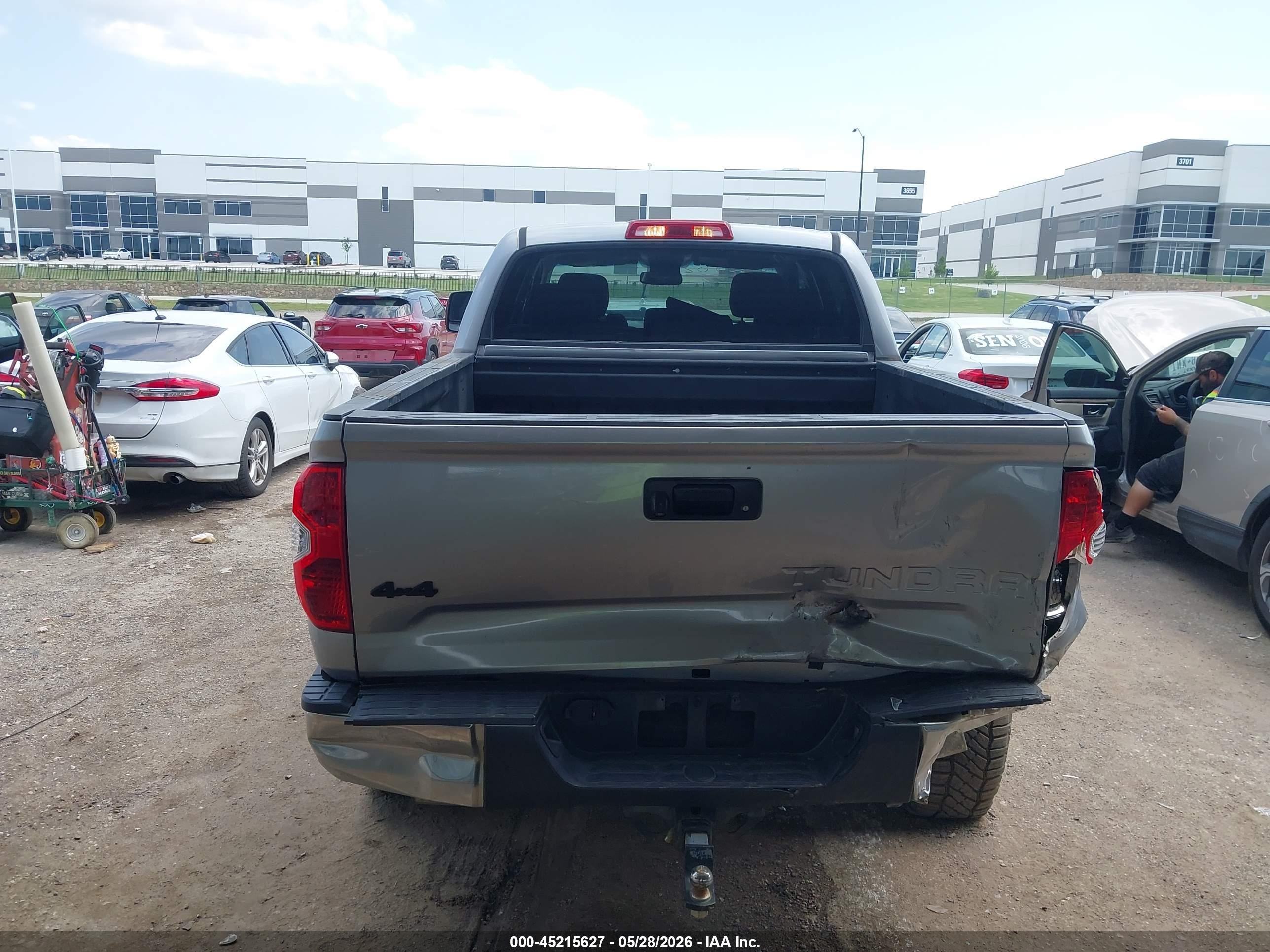 2015 Toyota Tundra Sr5 5.7l V8 Серебряный vin: 5TFDW5F1XFX427294