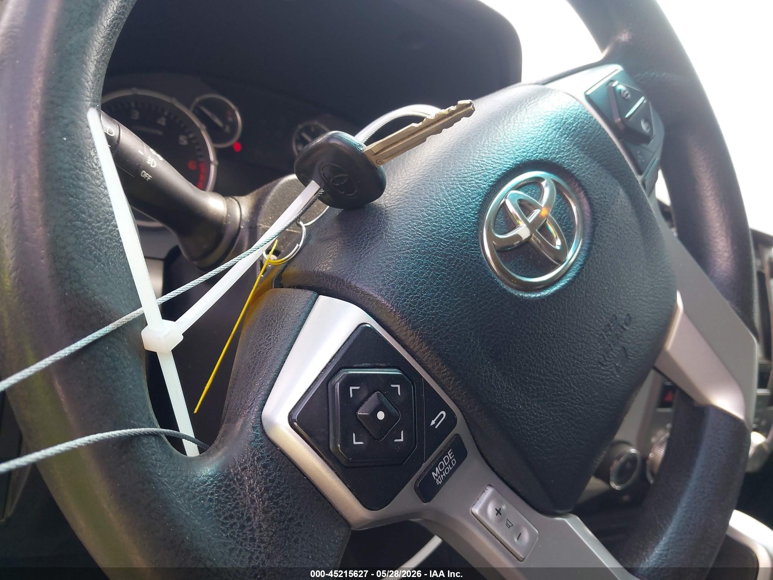 2015 Toyota Tundra Sr5 5.7l V8 Серебряный vin: 5TFDW5F1XFX427294
