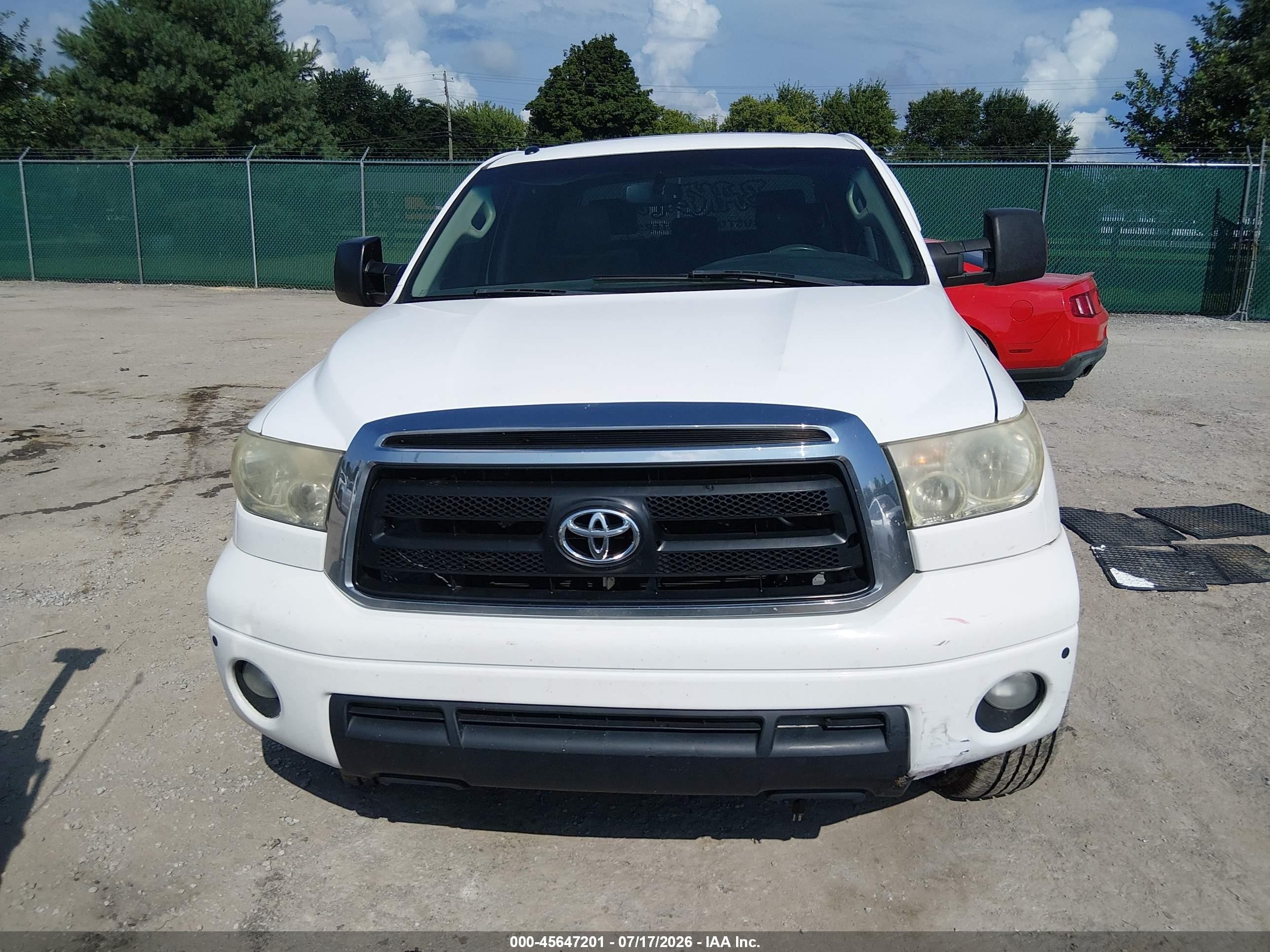 2011 Toyota Tundra Sr5 5.7l V8 White vin: 5TFDY5F16BX180957