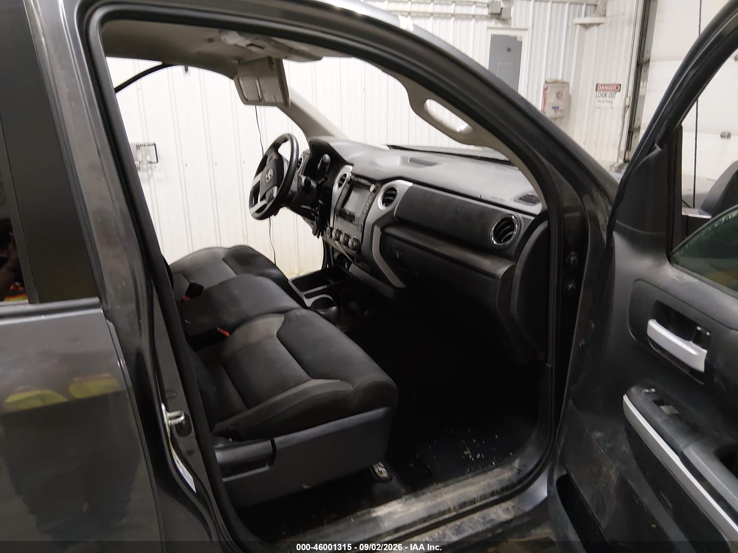 2017 Toyota Tundra Sr5 5.7l V8 Gray vin: 5TFDY5F17HX676438