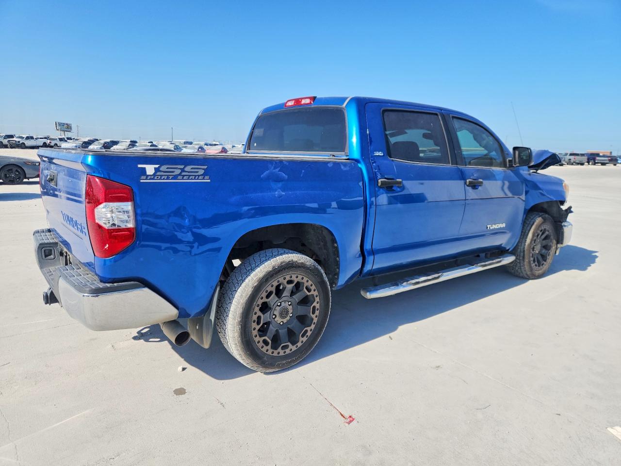 2017 Toyota Tundra Crewmax Sr5 Blue vin: 5TFEM5F10HX112016