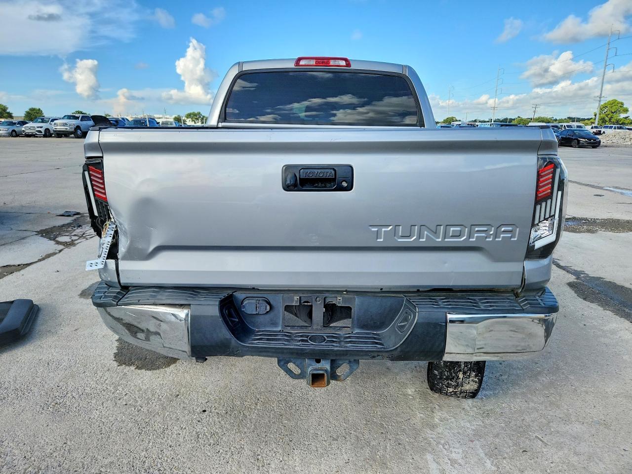 2014 Toyota Tundra Crewmax Sr5 Silver vin: 5TFEM5F13EX077628