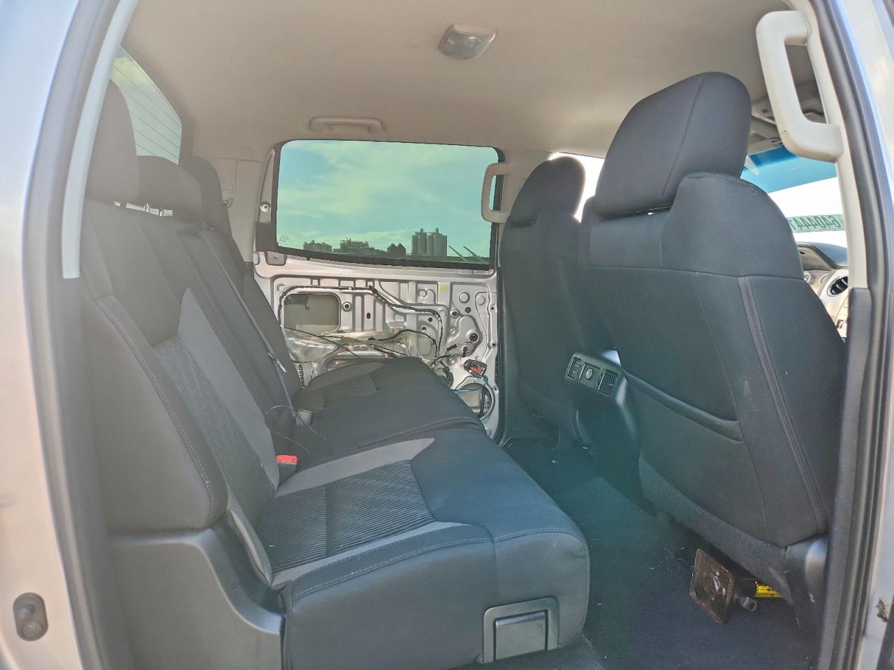 2014 Toyota Tundra Crewmax Sr5 Silver vin: 5TFEM5F13EX077628