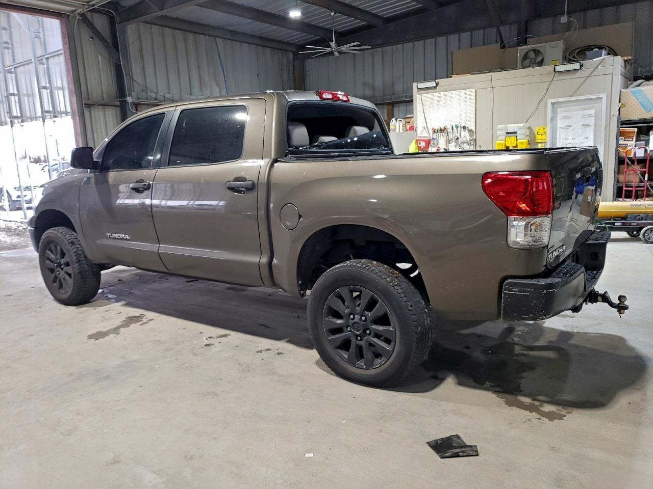 2011 Toyota Tundra Crewmax Sr5 Tan vin: 5TFEM5F14BX025517