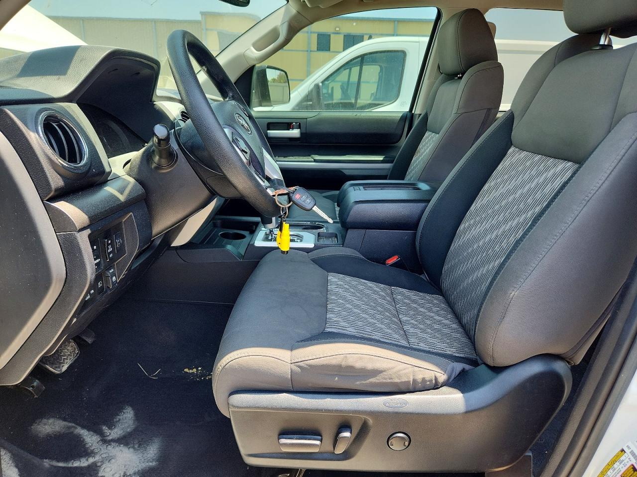 2018 Toyota Tundra Crewmax Sr5 White vin: 5TFEM5F15JX134079
