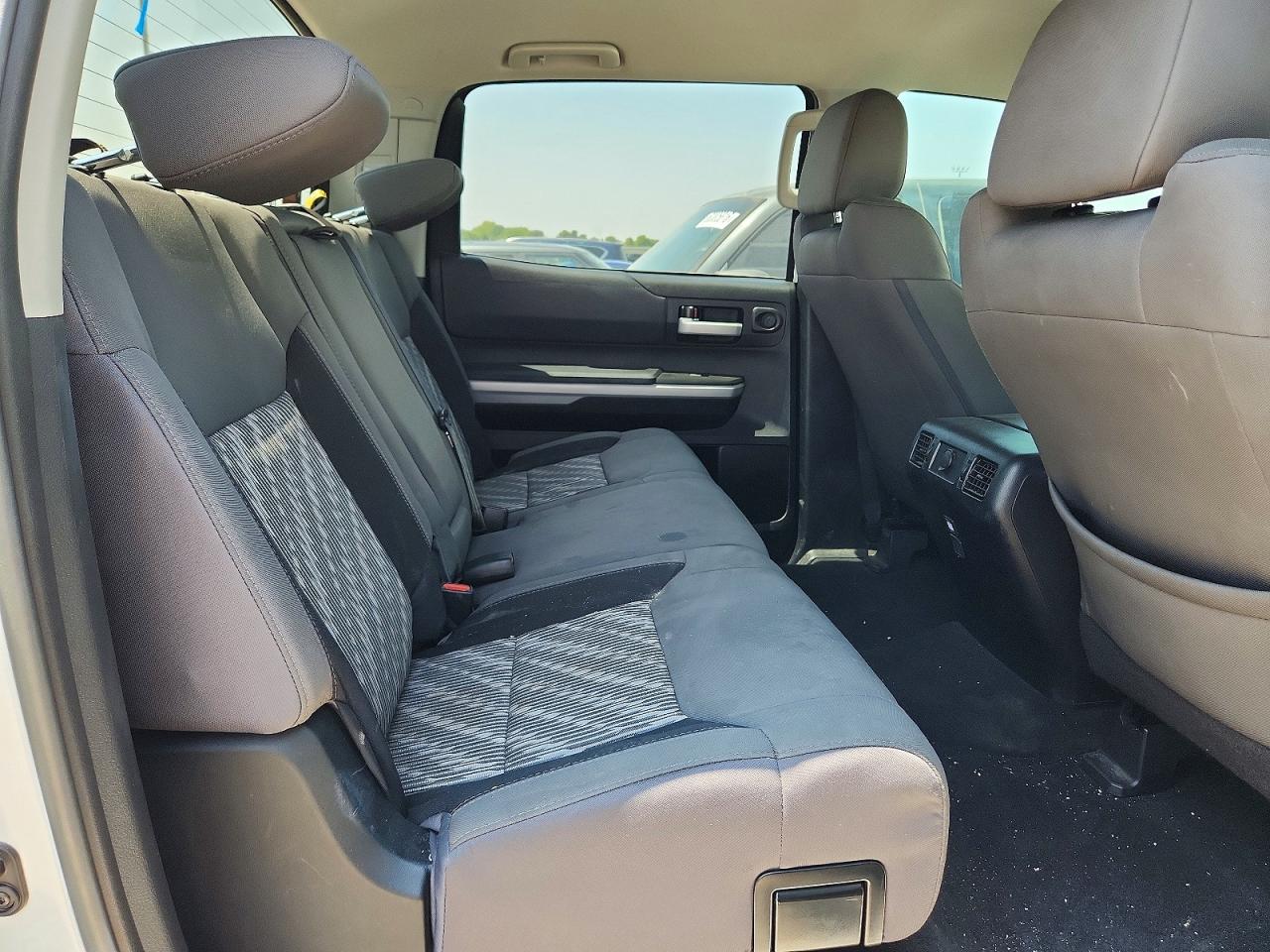 2018 Toyota Tundra Crewmax Sr5 White vin: 5TFEM5F15JX134079