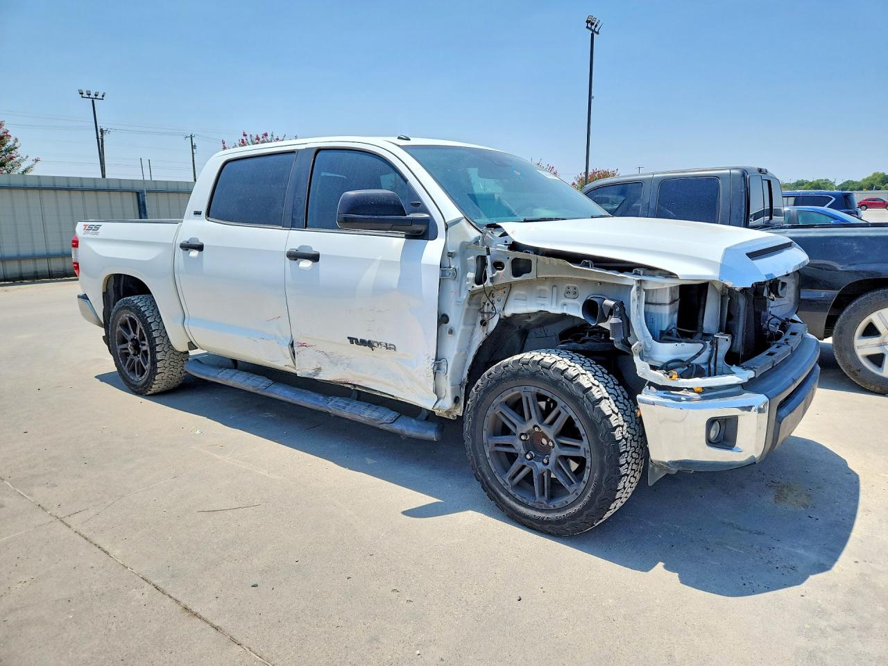 2018 Toyota Tundra Crewmax Sr5 White vin: 5TFEM5F15JX134079