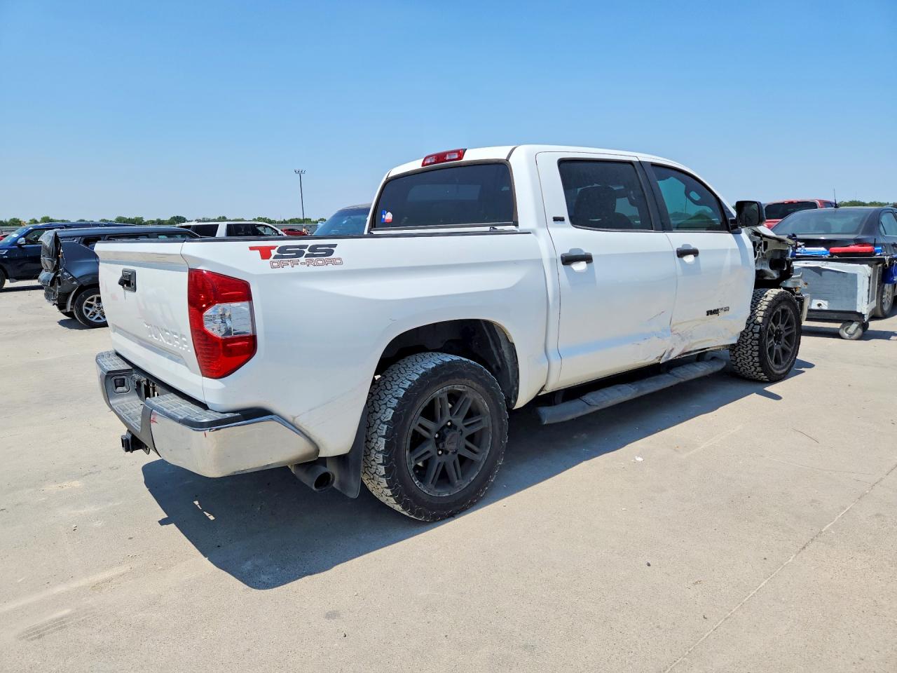 2018 Toyota Tundra Crewmax Sr5 White vin: 5TFEM5F15JX134079