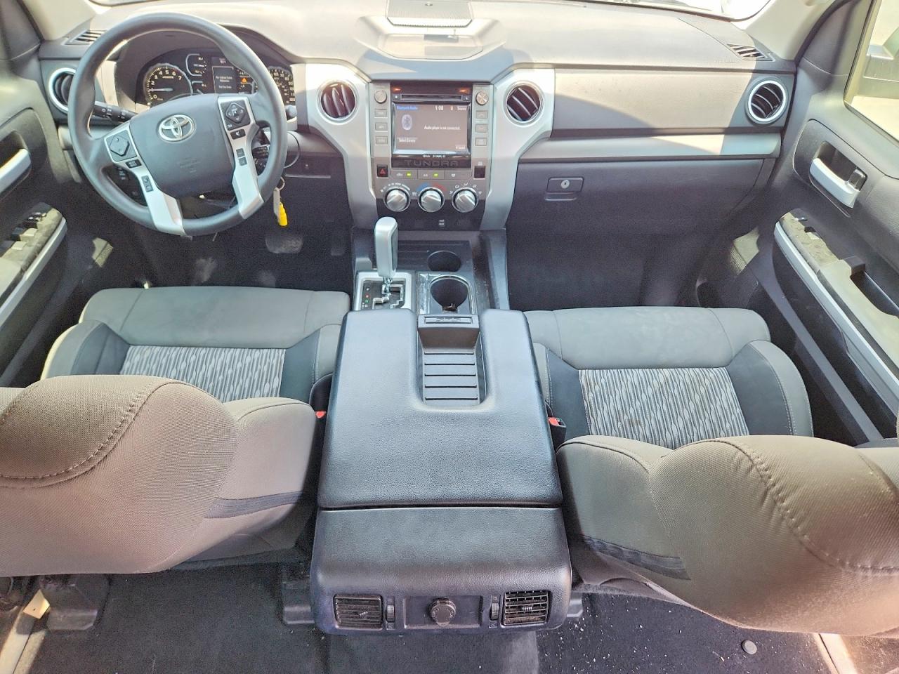 2018 Toyota Tundra Crewmax Sr5 White vin: 5TFEM5F15JX134079