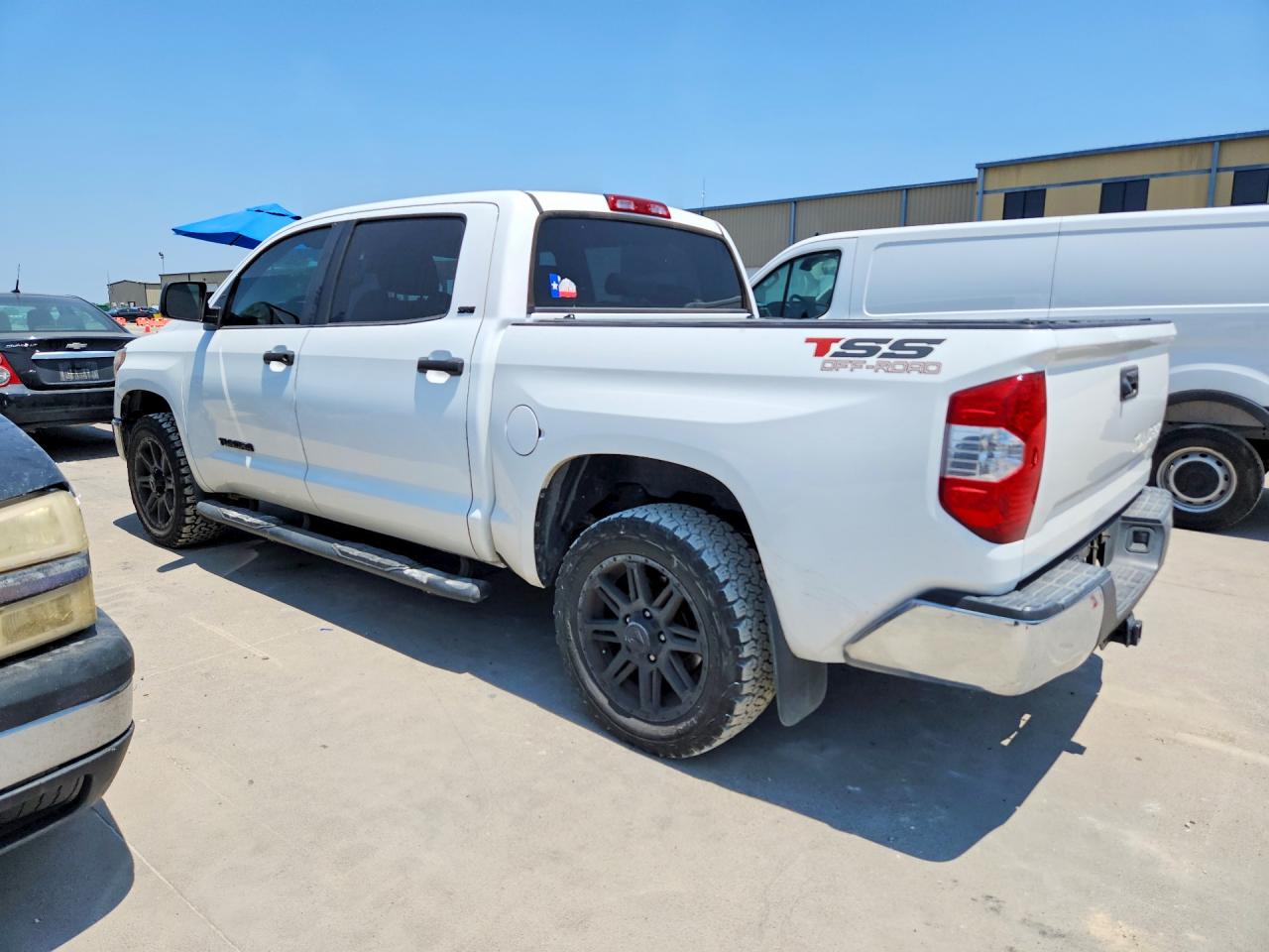 2018 Toyota Tundra Crewmax Sr5 White vin: 5TFEM5F15JX134079