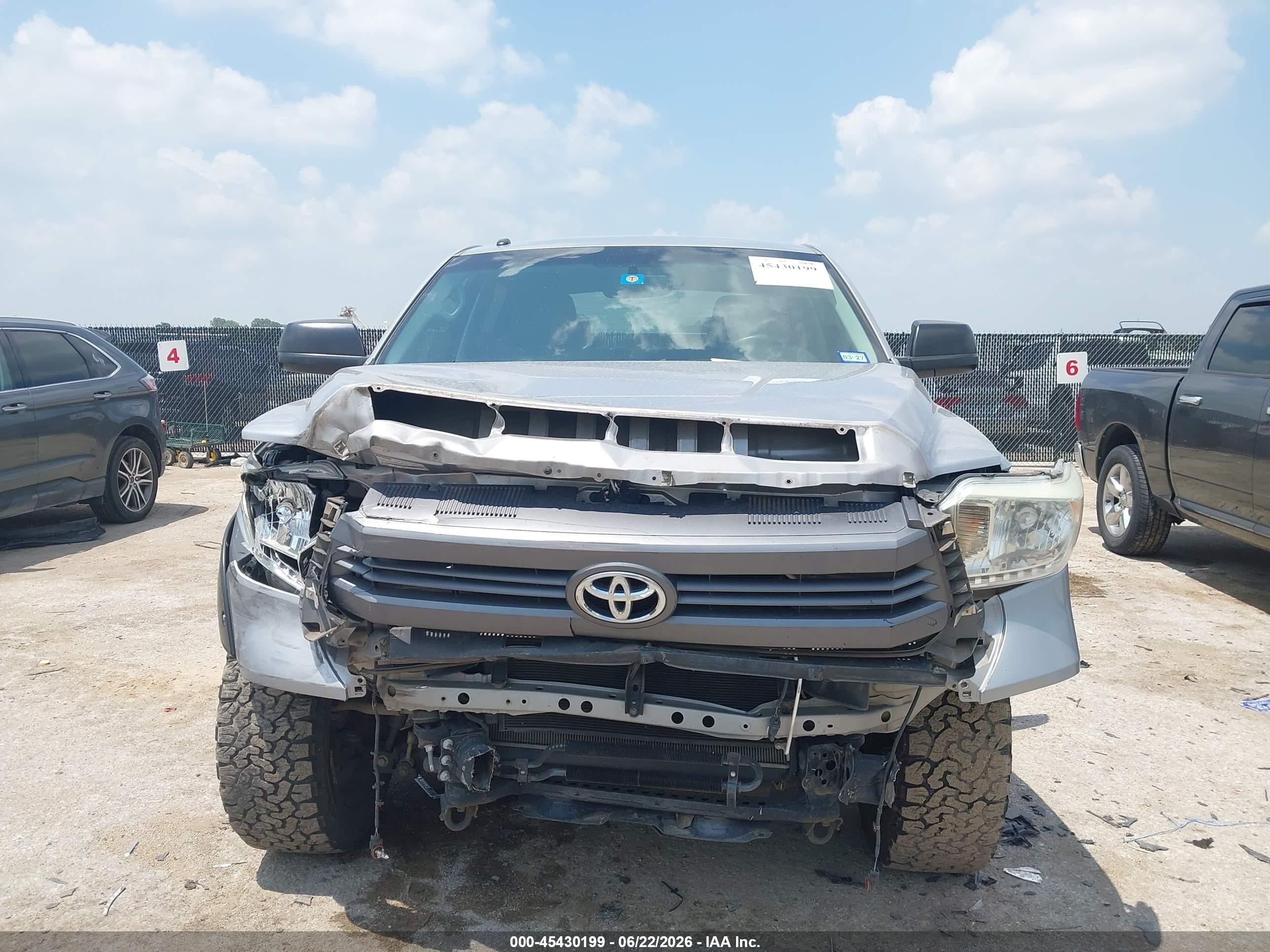 2014 Toyota Tundra Sr5 4.6l V8 Silver vin: 5TFEM5F16EX080166