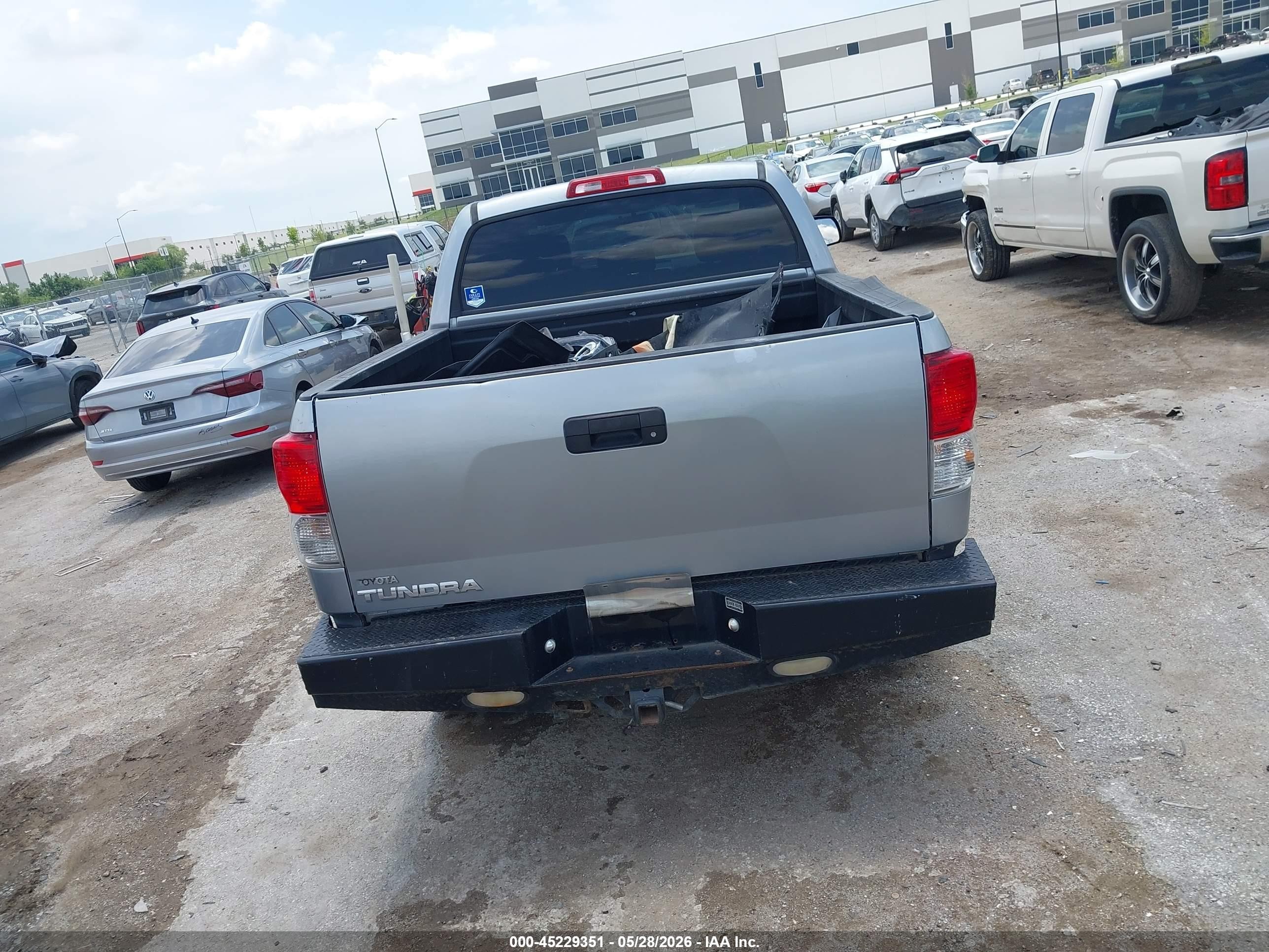 2013 Toyota Tundra Grade 4.6l V8 Серебряный vin: 5TFEM5F17DX059230