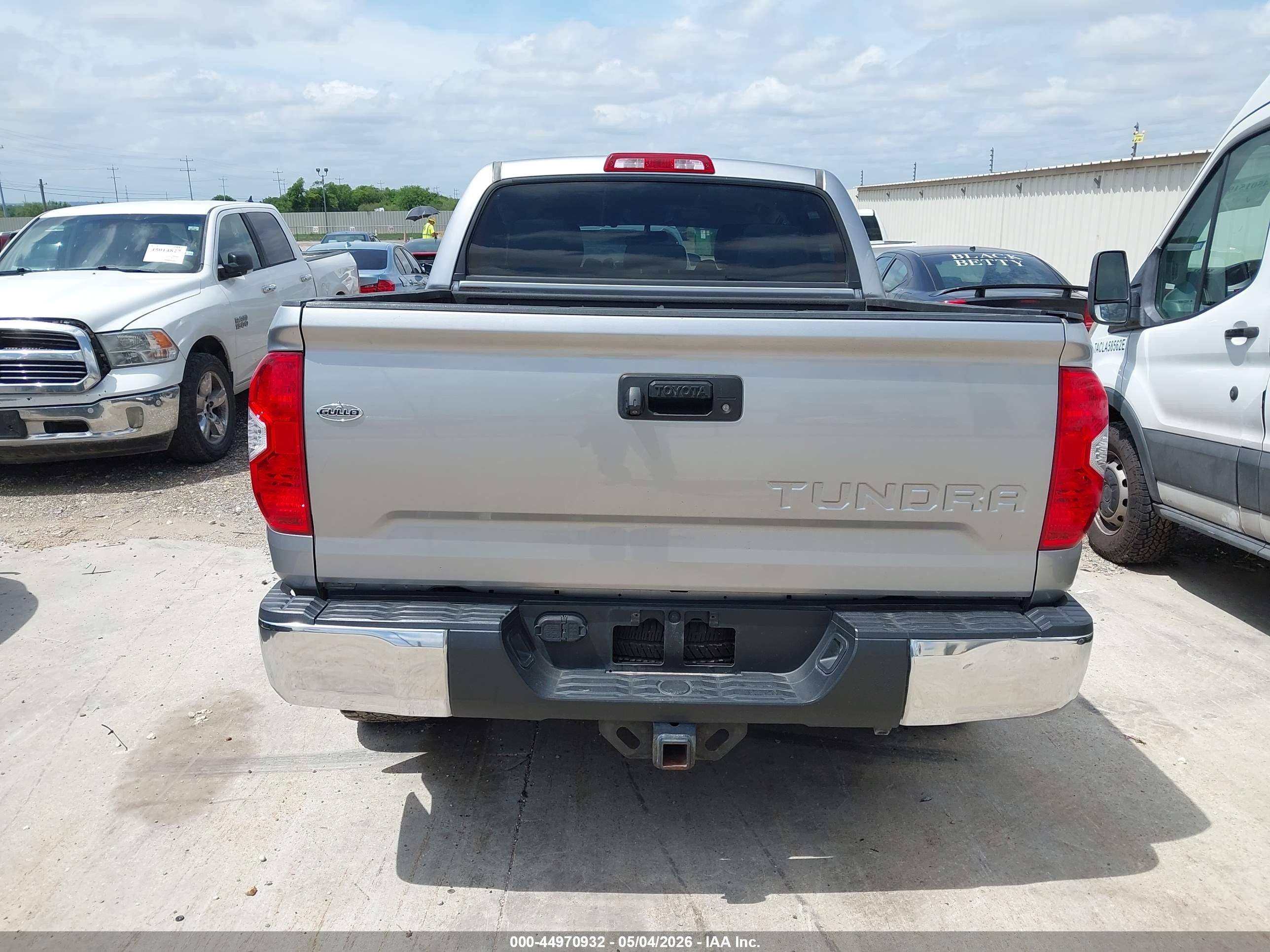 2015 Toyota Tundra Sr5 4.6l V8 Серебряный vin: 5TFEM5F1XFX090734