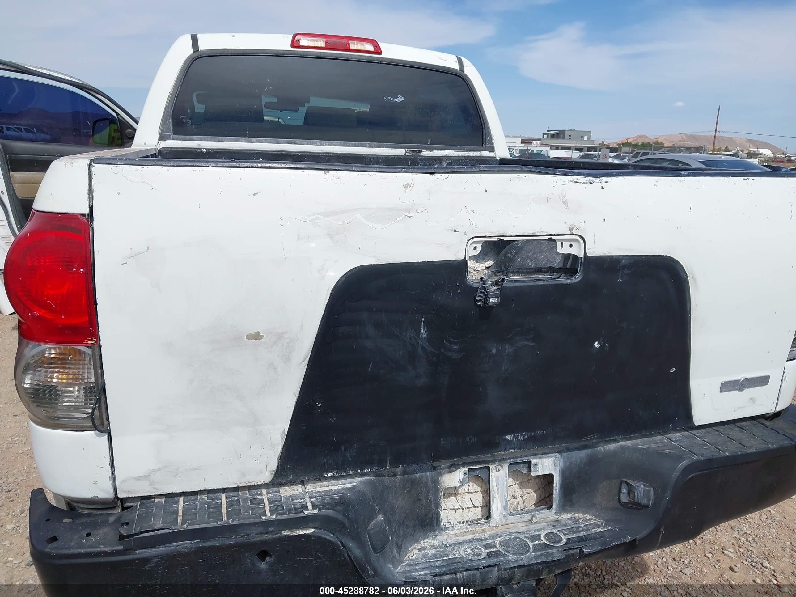 2007 Toyota Tundra Sr5 5.7l V8 White vin: 5TFEV54117X027894