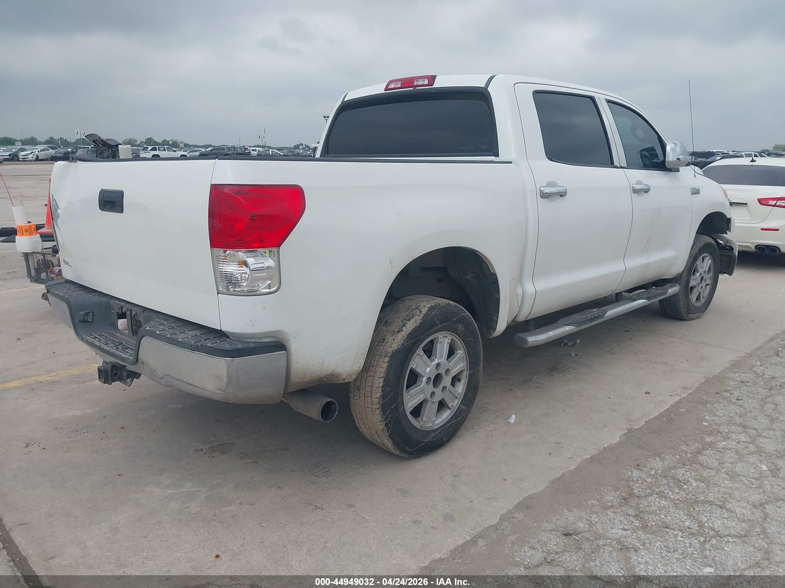 2007 Toyota Tundra Sr5 5.7l V8 Белый vin: 5TFEV54147X029073