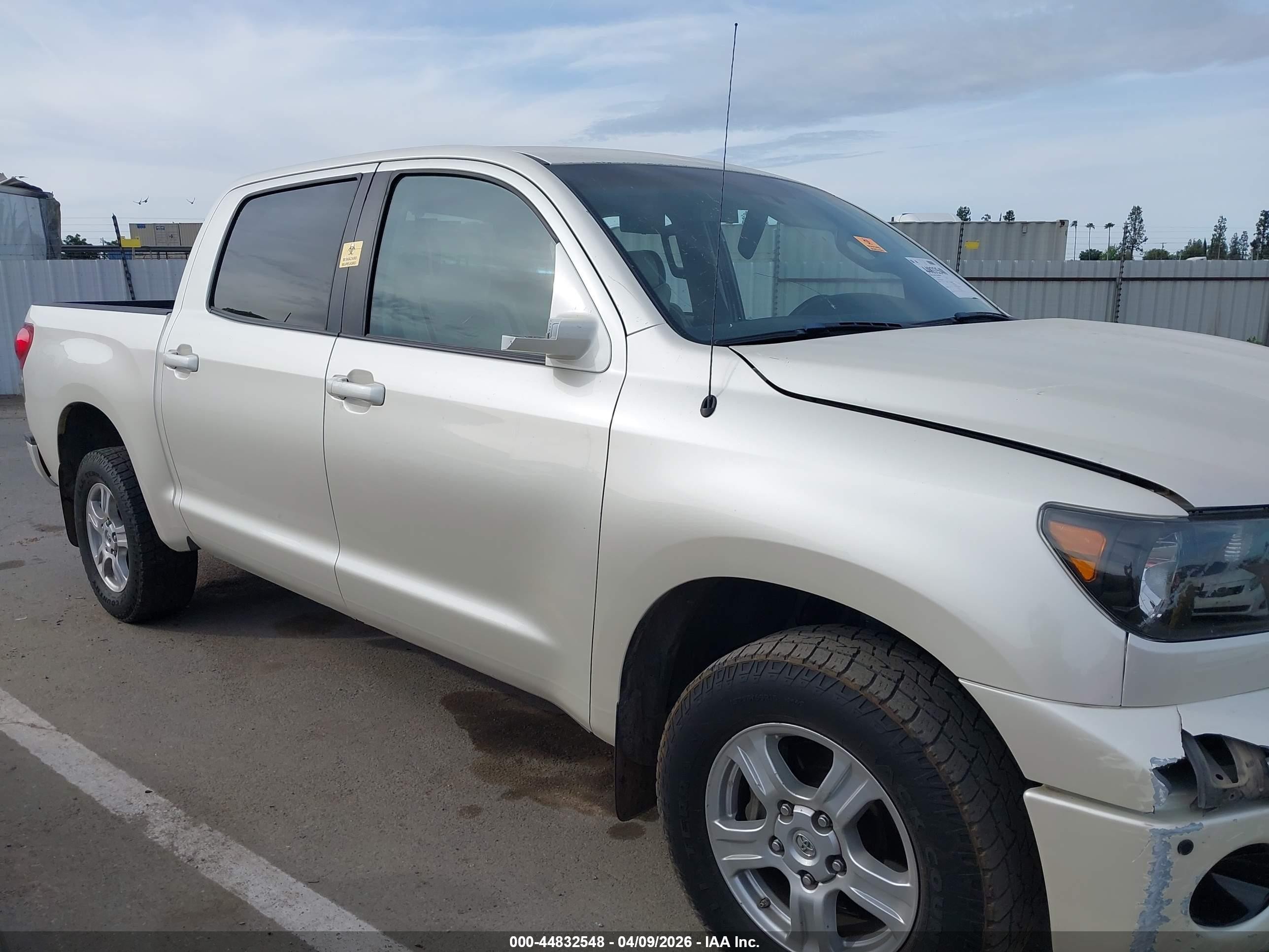 2007 Toyota Tundra Sr5 5.7l V8 White vin: 5TFEV54187X028749