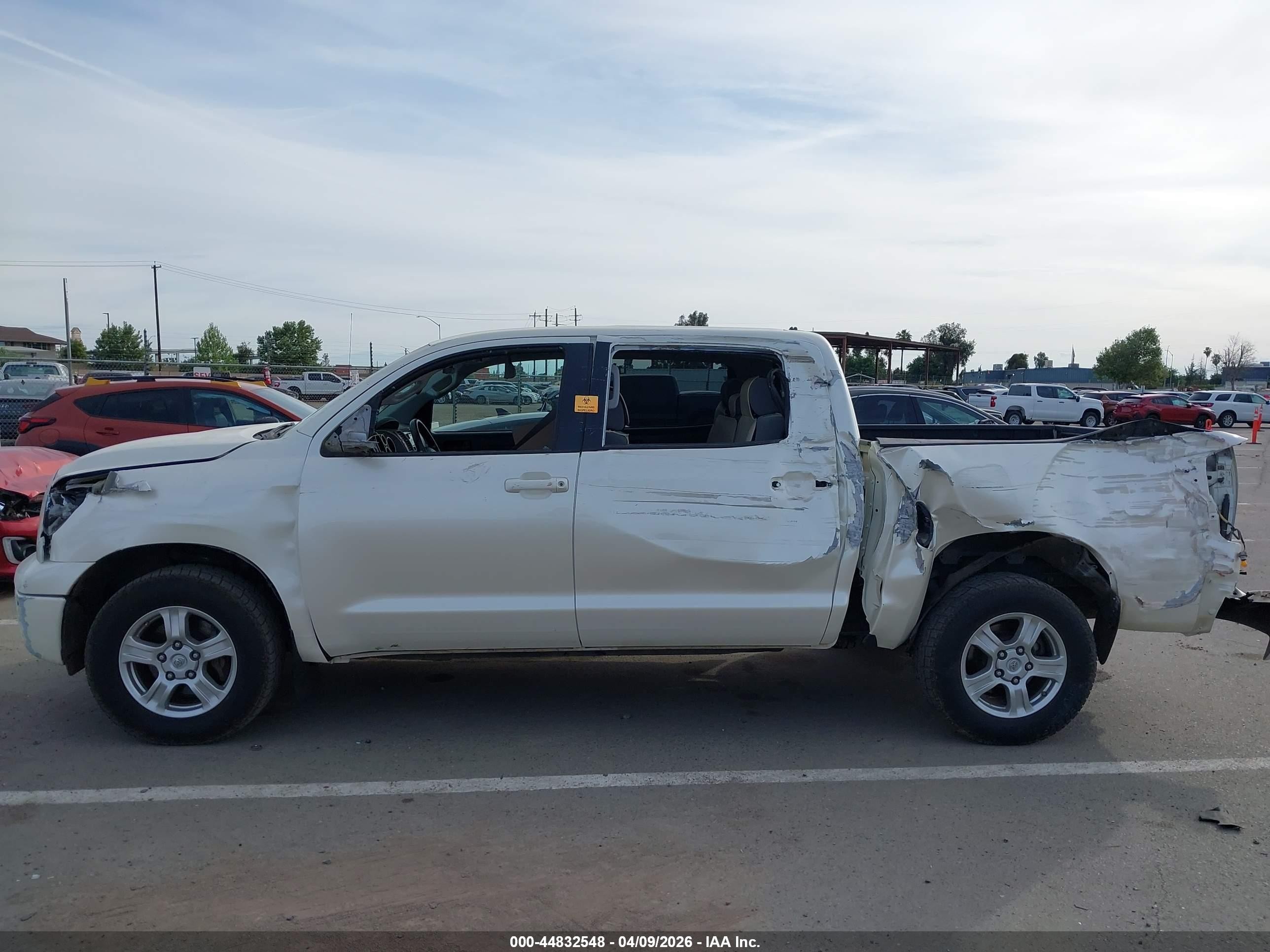 2007 Toyota Tundra Sr5 5.7l V8 White vin: 5TFEV54187X028749