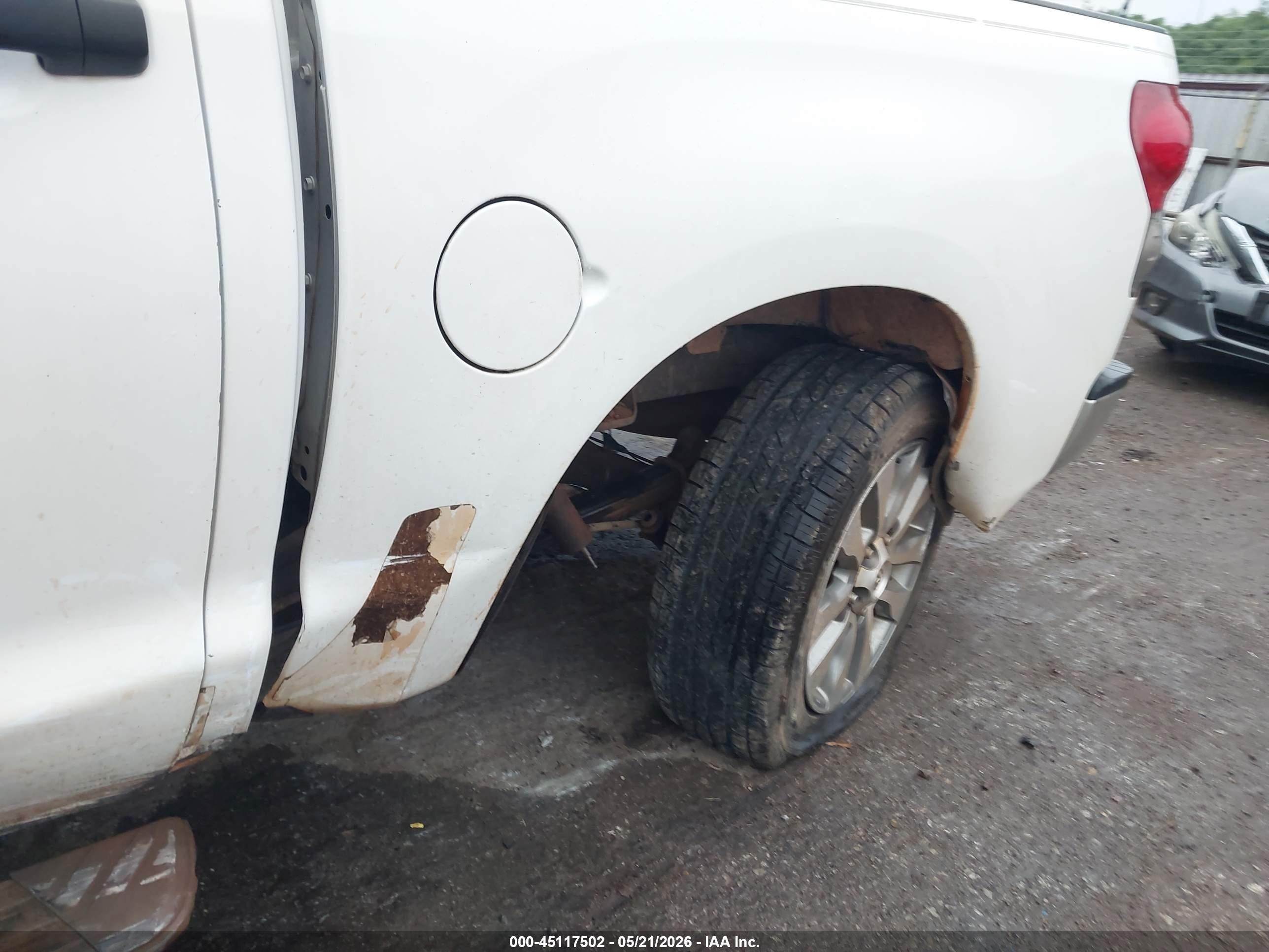 2008 Toyota Tundra Sr5 5.7l V8 White vin: 5TFEV541X8X050236