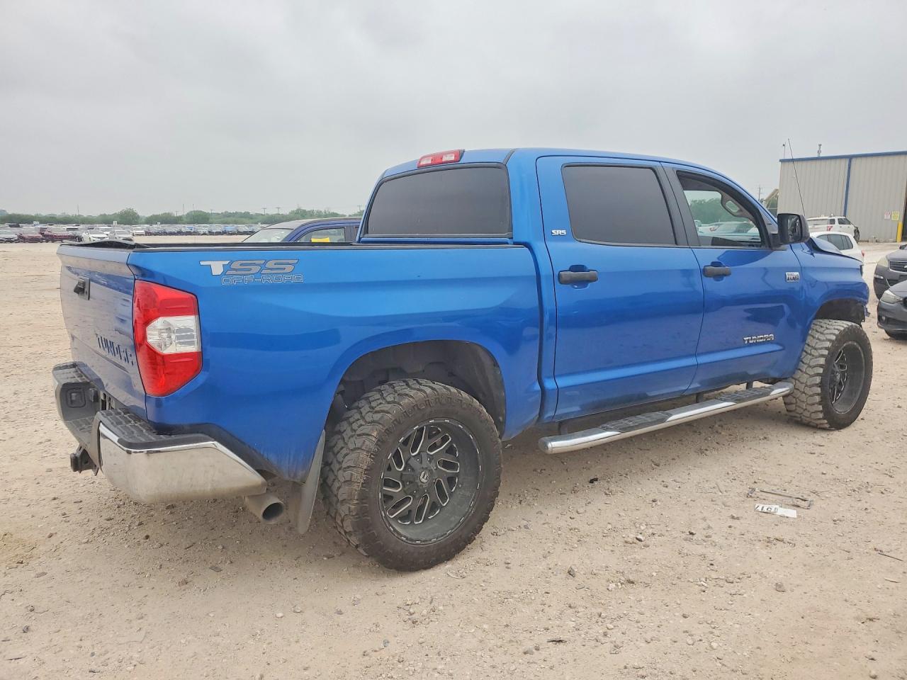 2017 Toyota Tundra Crewmax Sr5 Blue vin: 5TFEW5F14HX214865