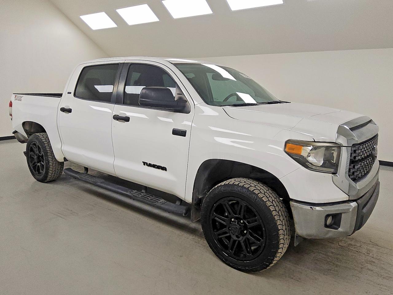 2020 Toyota Tundra Crewmax Sr5 White vin: 5TFEY5F11LX261435
