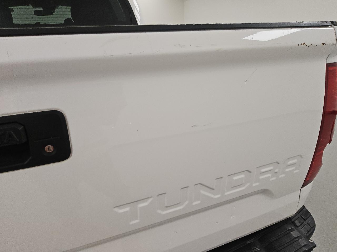2020 Toyota Tundra Crewmax Sr5 White vin: 5TFEY5F11LX261435 Damage: Tailgate, Heavy Scratch, 4 To 5 Inches