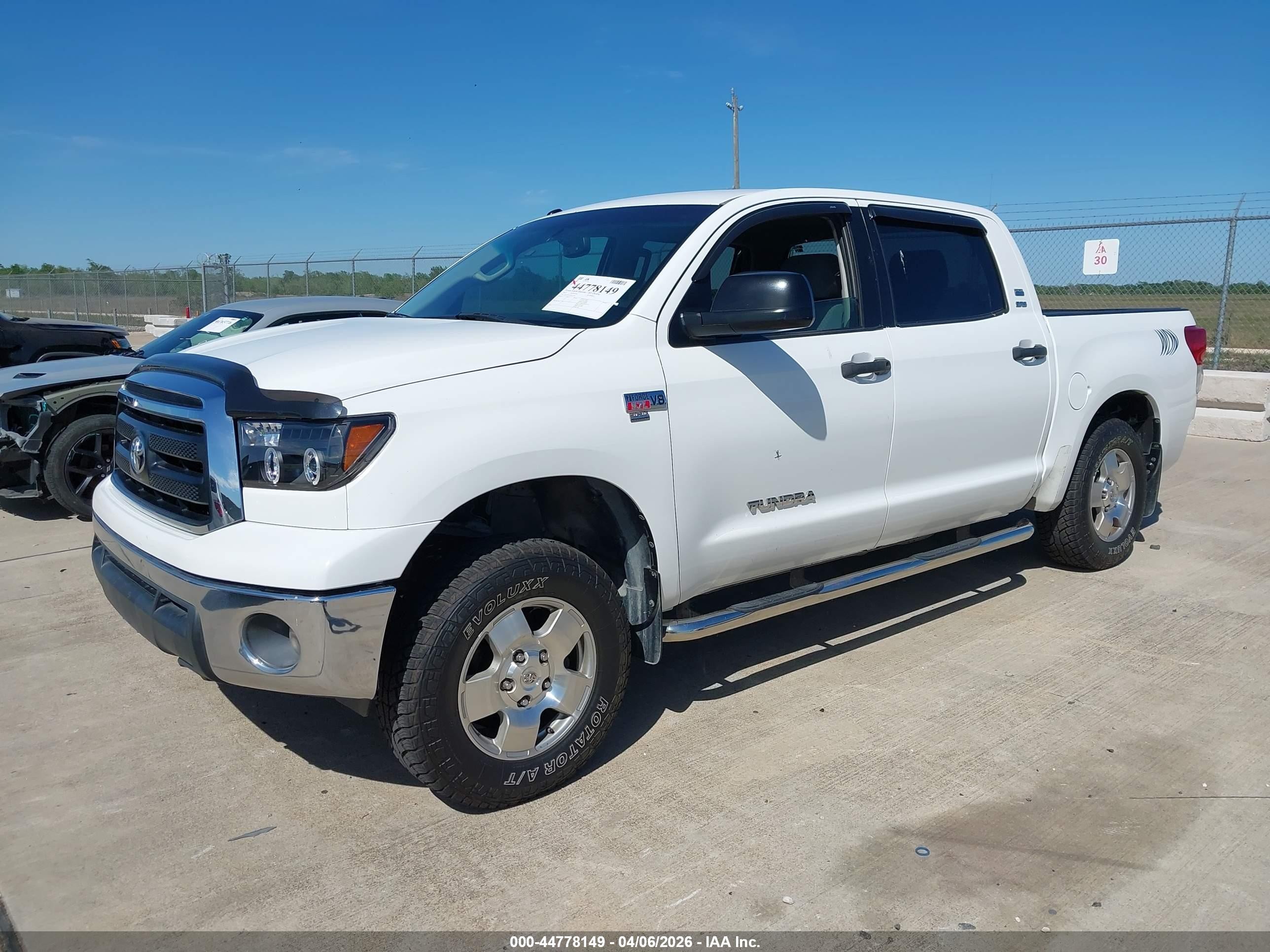 2012 Toyota Tundra Grade 5.7l V8 White vin: 5TFEY5F12CX116243