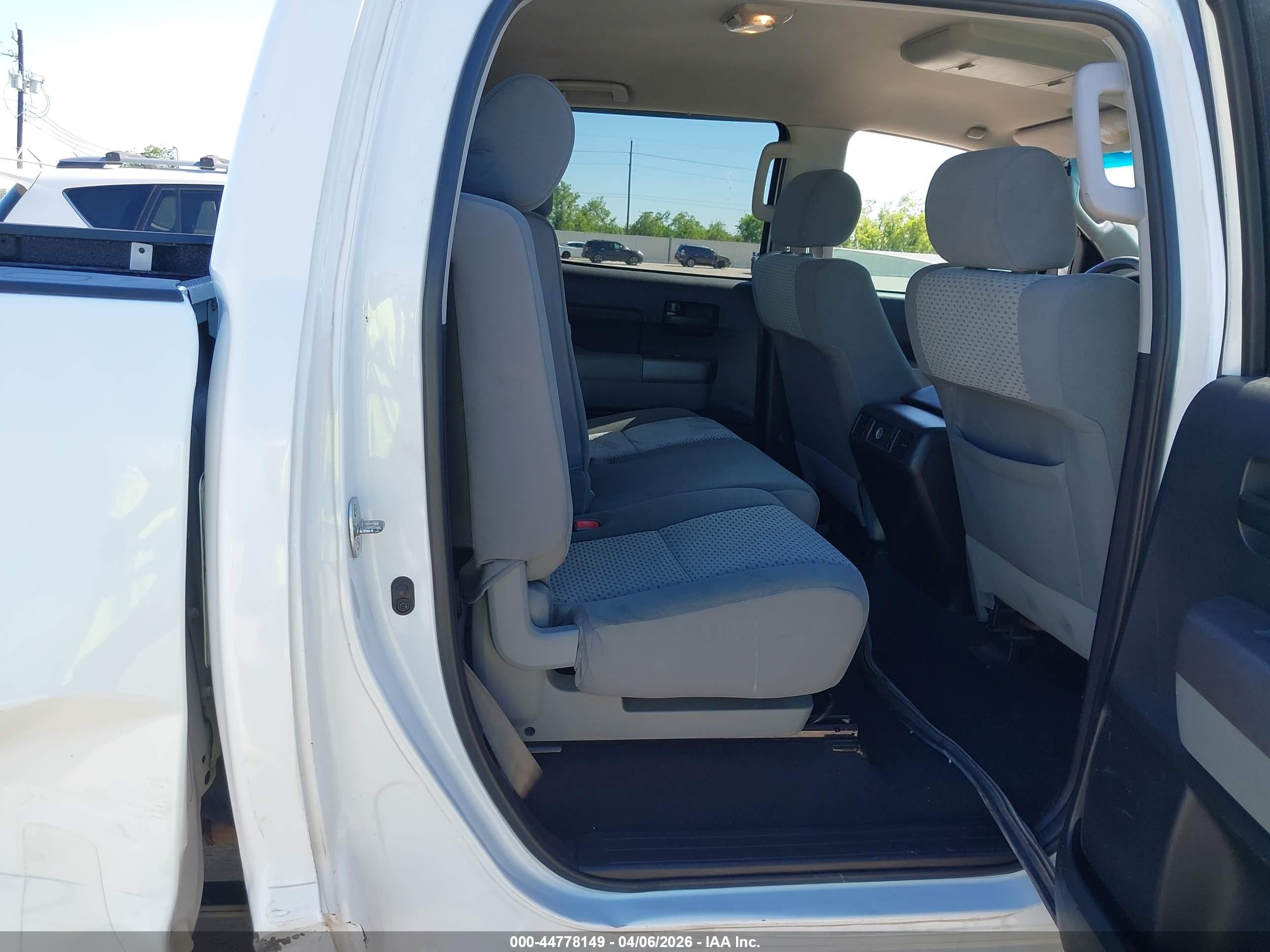 2012 Toyota Tundra Grade 5.7l V8 White vin: 5TFEY5F12CX116243
