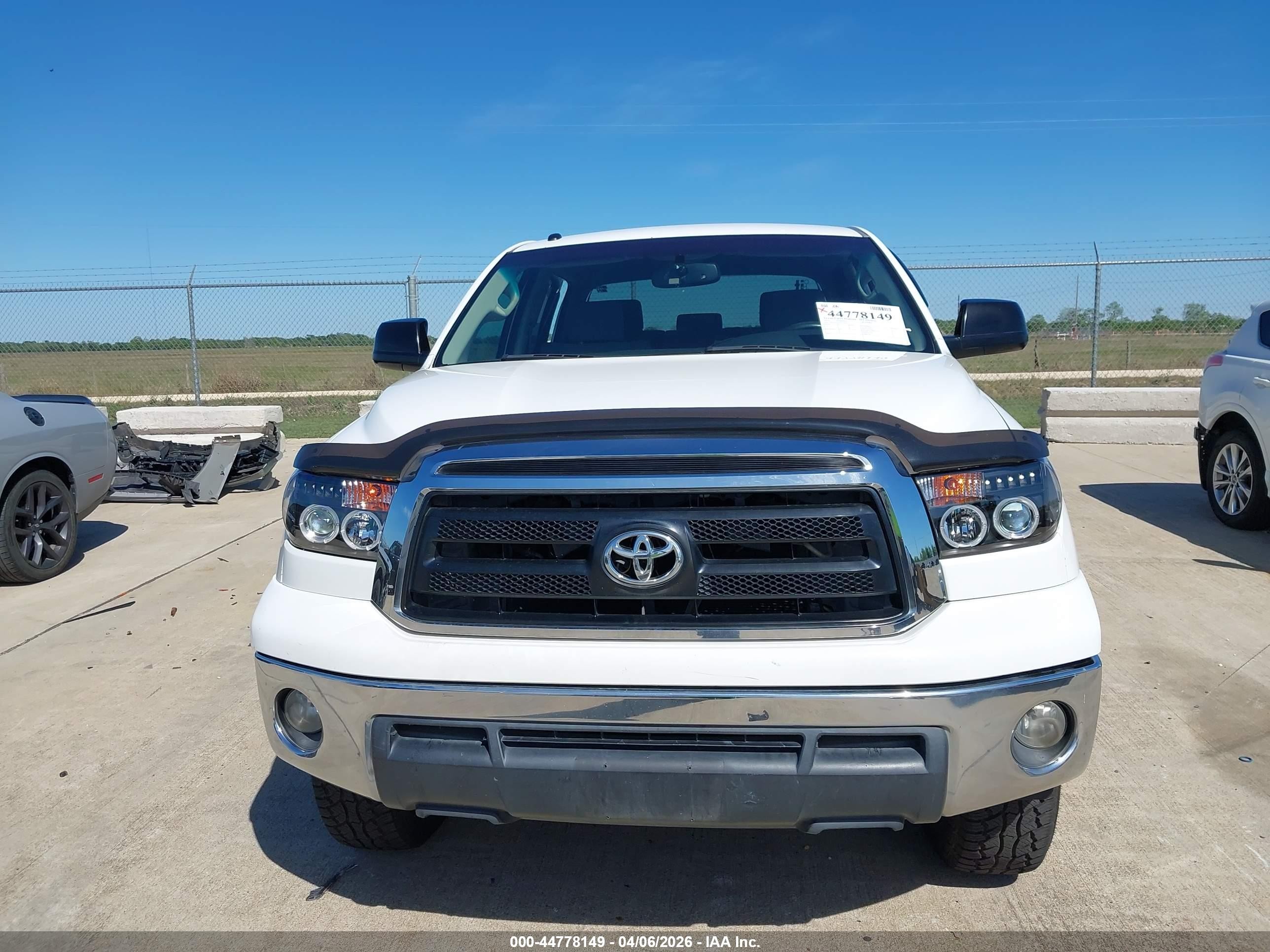 2012 Toyota Tundra Grade 5.7l V8 White vin: 5TFEY5F12CX116243