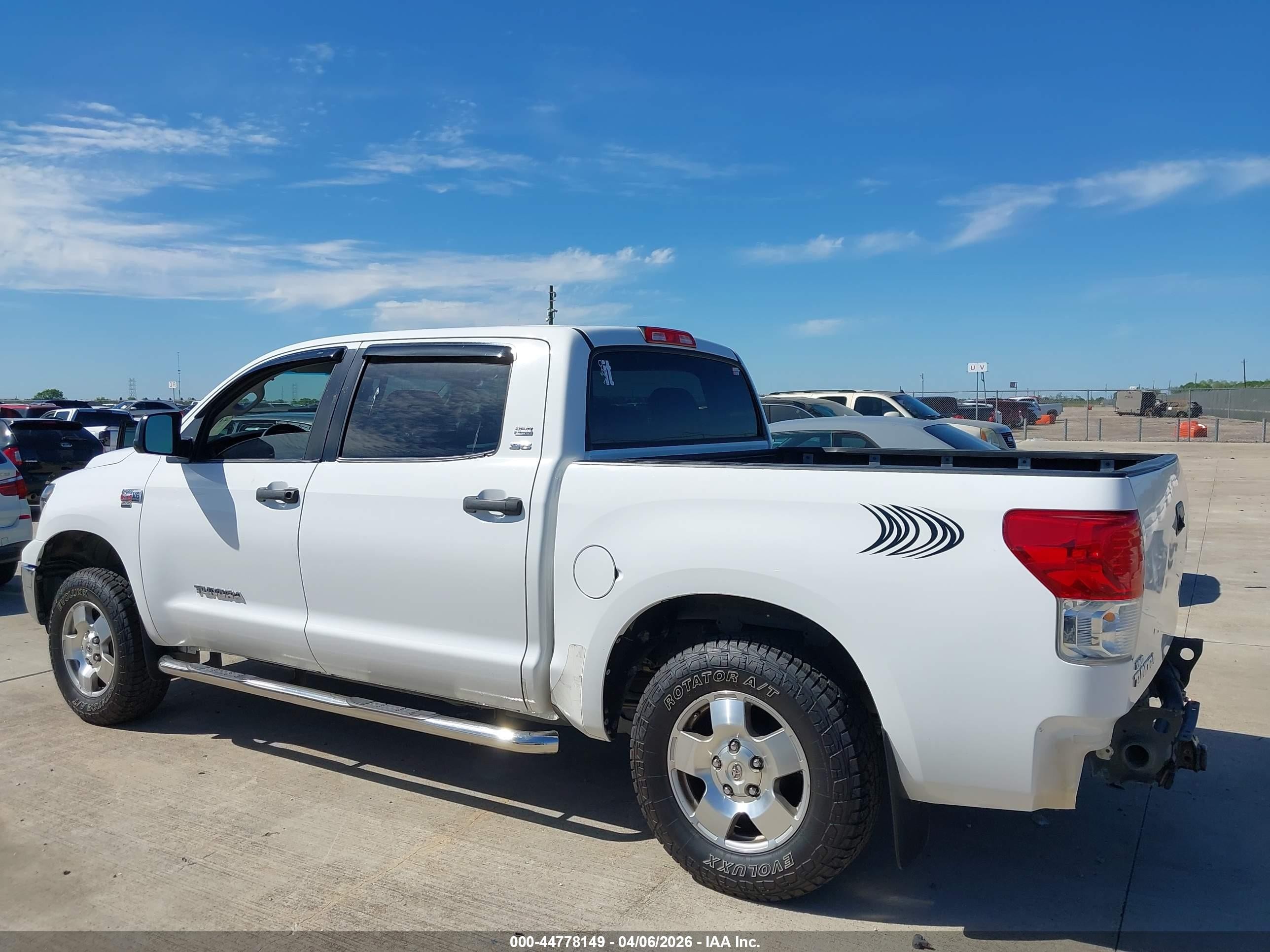 2012 Toyota Tundra Grade 5.7l V8 White vin: 5TFEY5F12CX116243