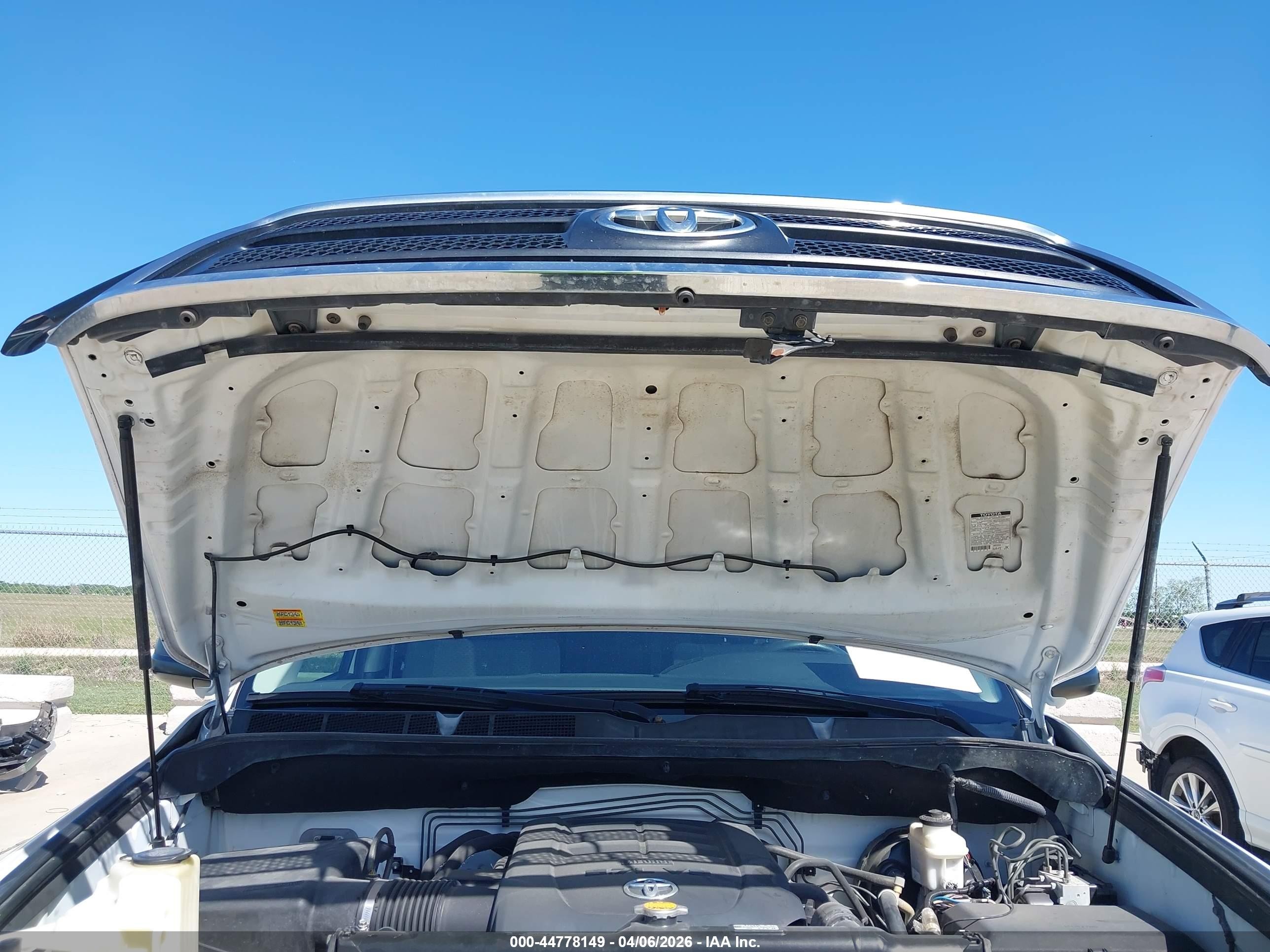 2012 Toyota Tundra Grade 5.7l V8 White vin: 5TFEY5F12CX116243