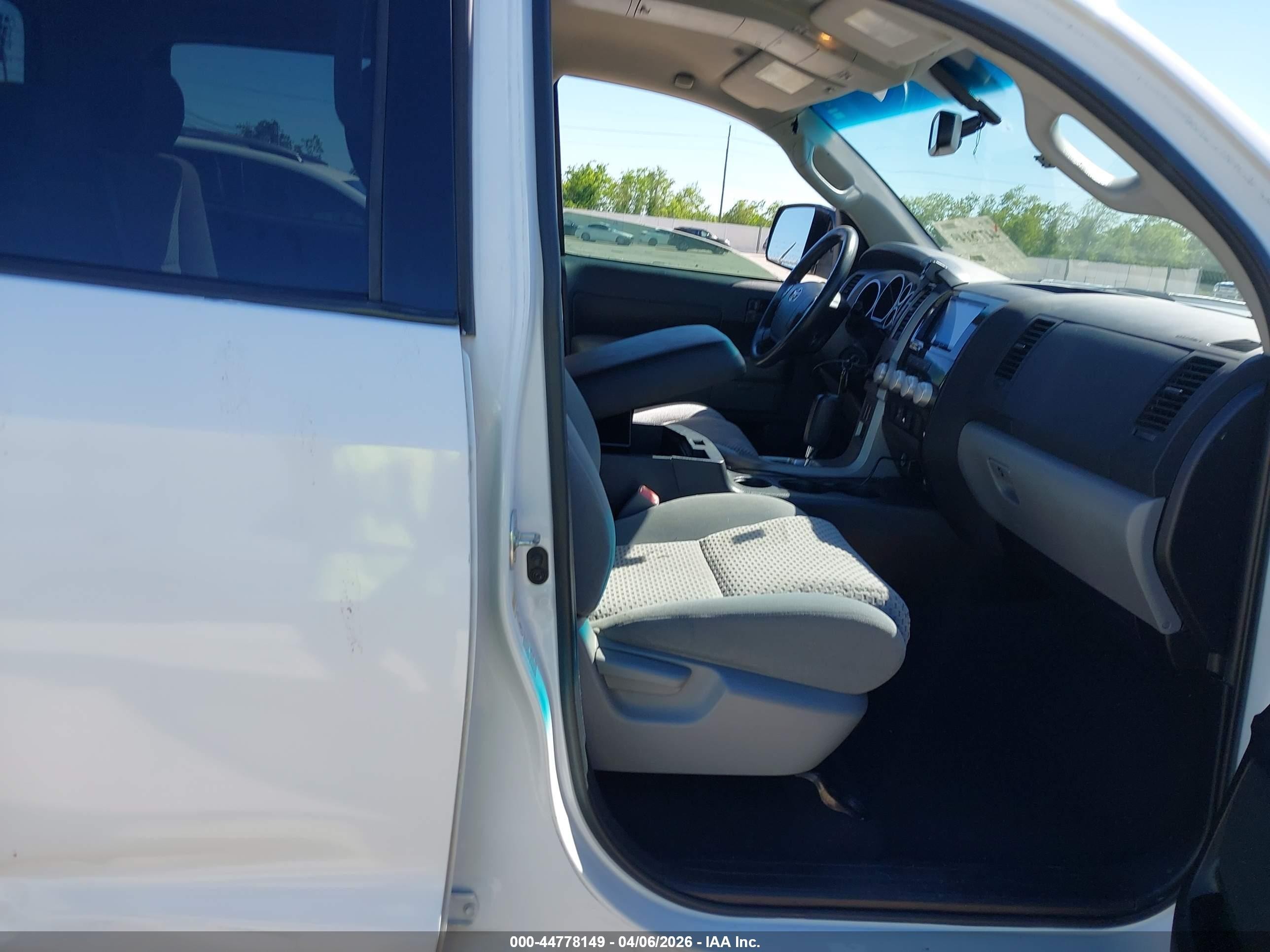2012 Toyota Tundra Grade 5.7l V8 White vin: 5TFEY5F12CX116243