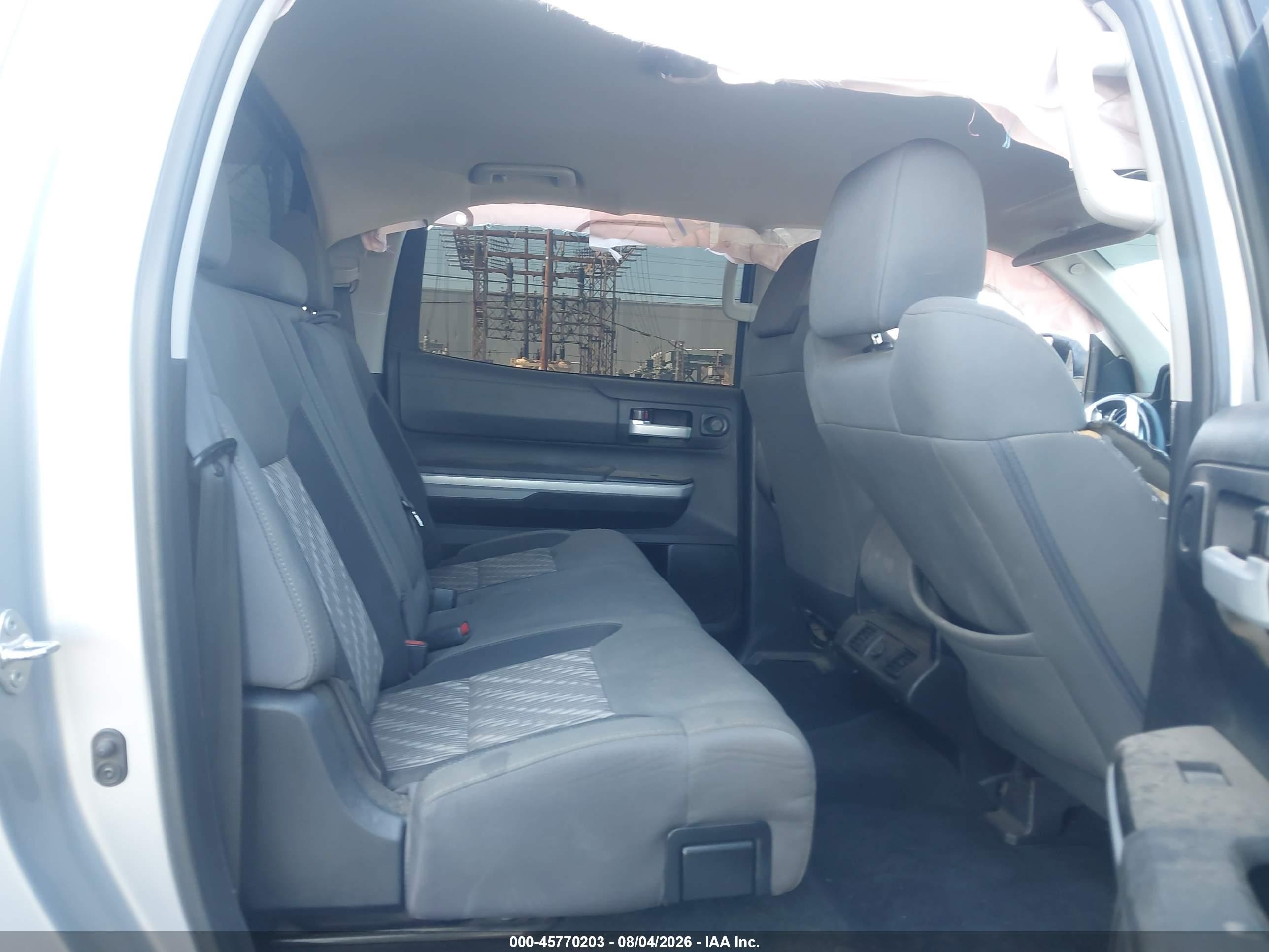 2018 Toyota Tundra Sr5 5.7l V8 Silver vin: 5TFEY5F12JX231261