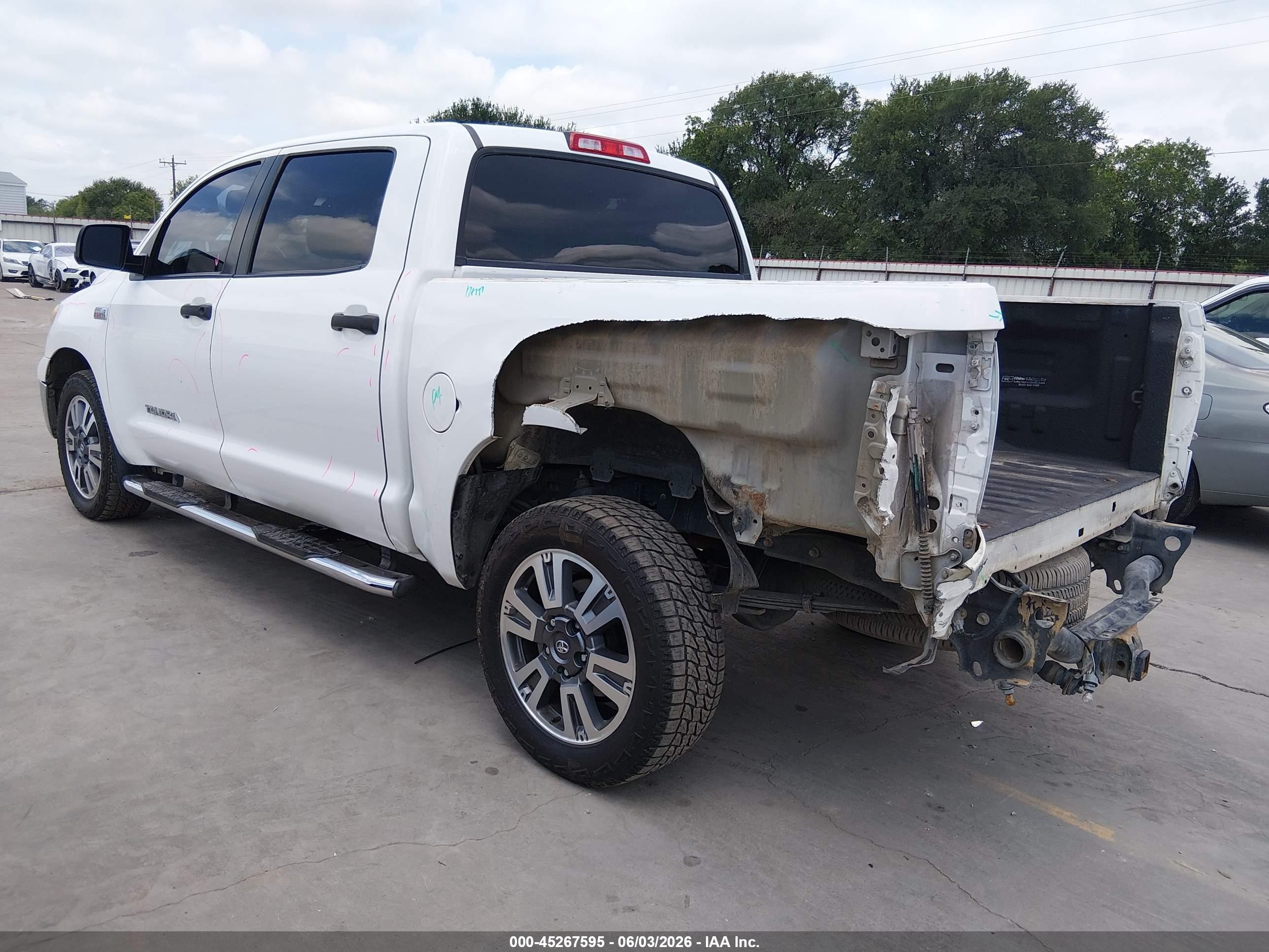 2012 Toyota Tundra Grade 5.7l V8 Белый vin: 5TFEY5F14CX122559