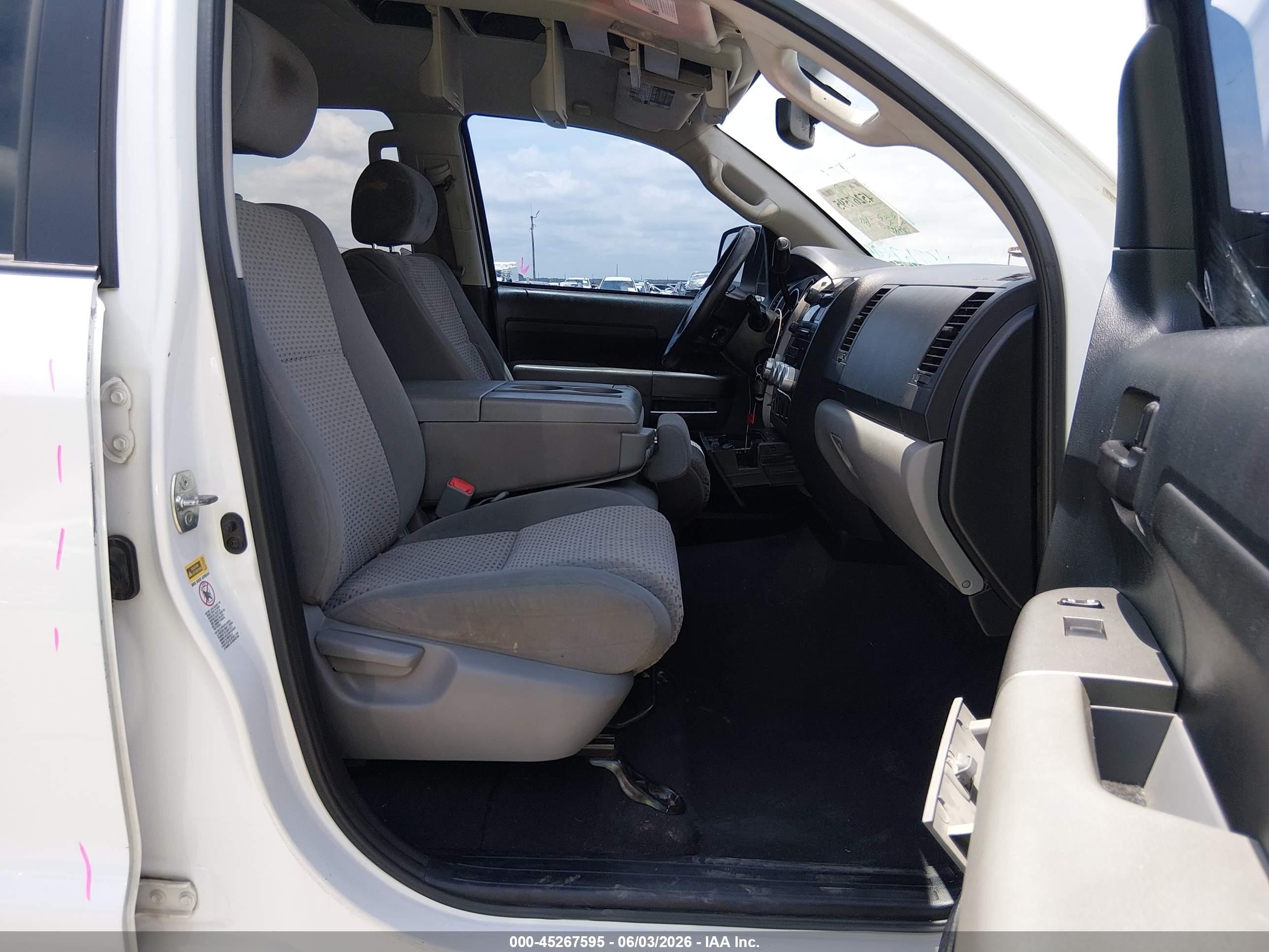 2012 Toyota Tundra Grade 5.7l V8 Белый vin: 5TFEY5F14CX122559