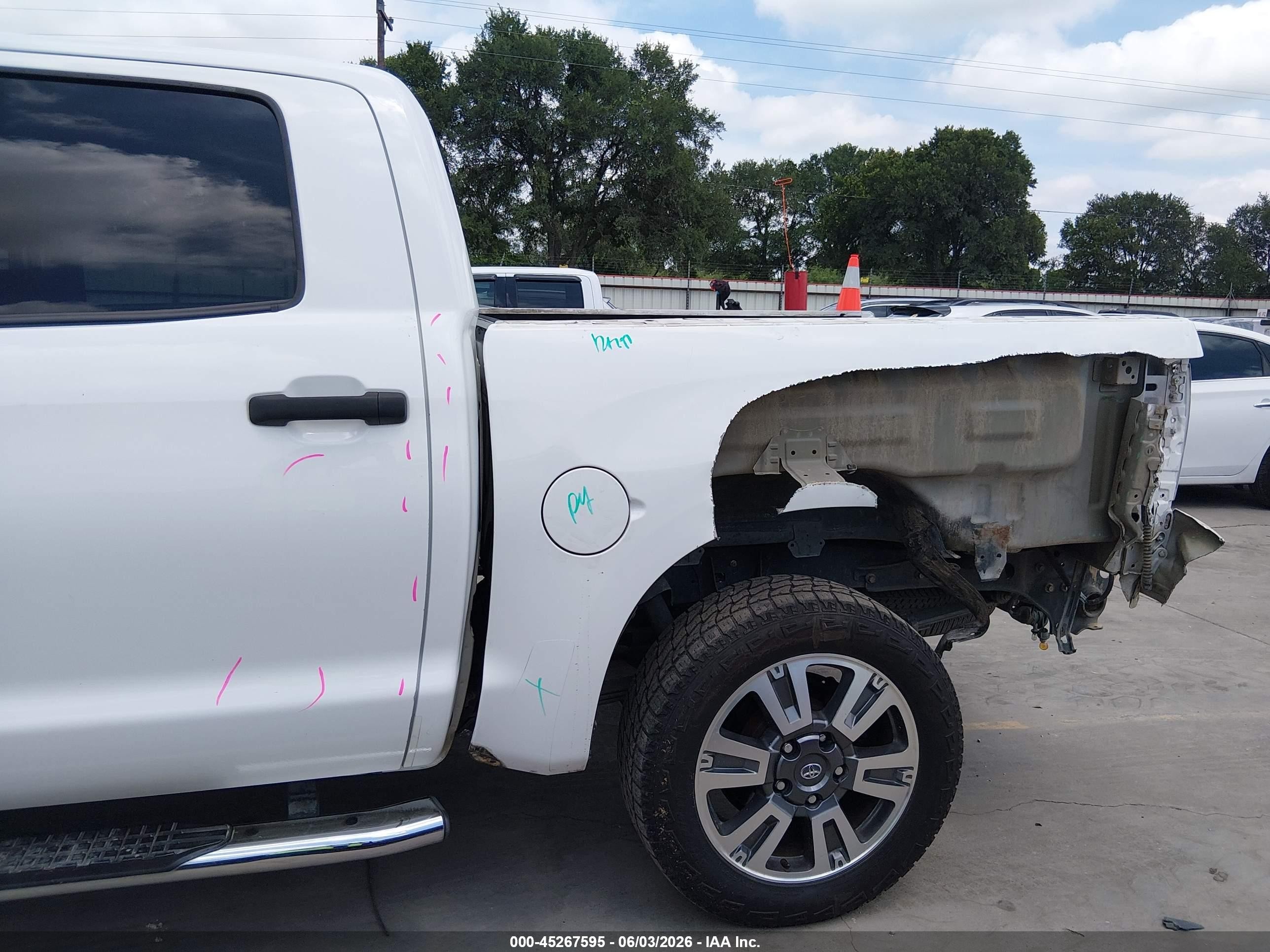 2012 Toyota Tundra Grade 5.7l V8 Белый vin: 5TFEY5F14CX122559