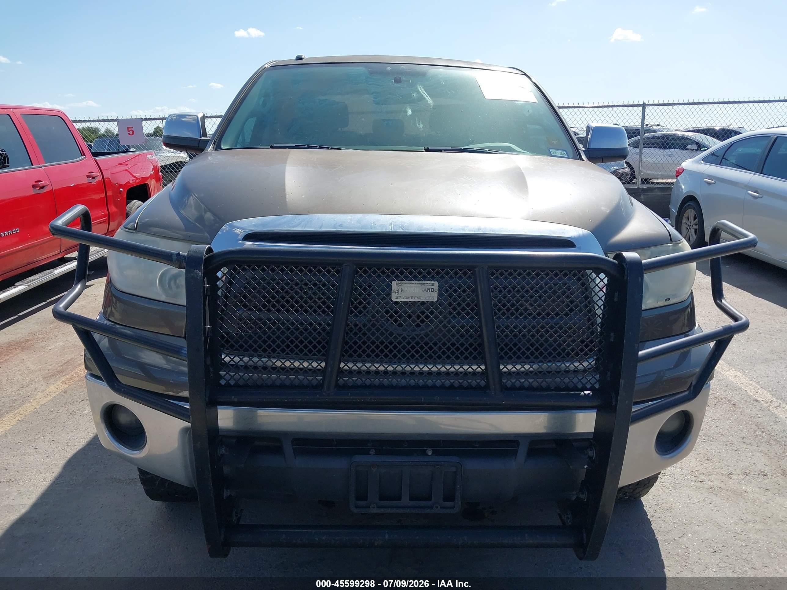 2011 Toyota Tundra Grade 5.7l V8 Beige vin: 5TFEY5F1XBX106865