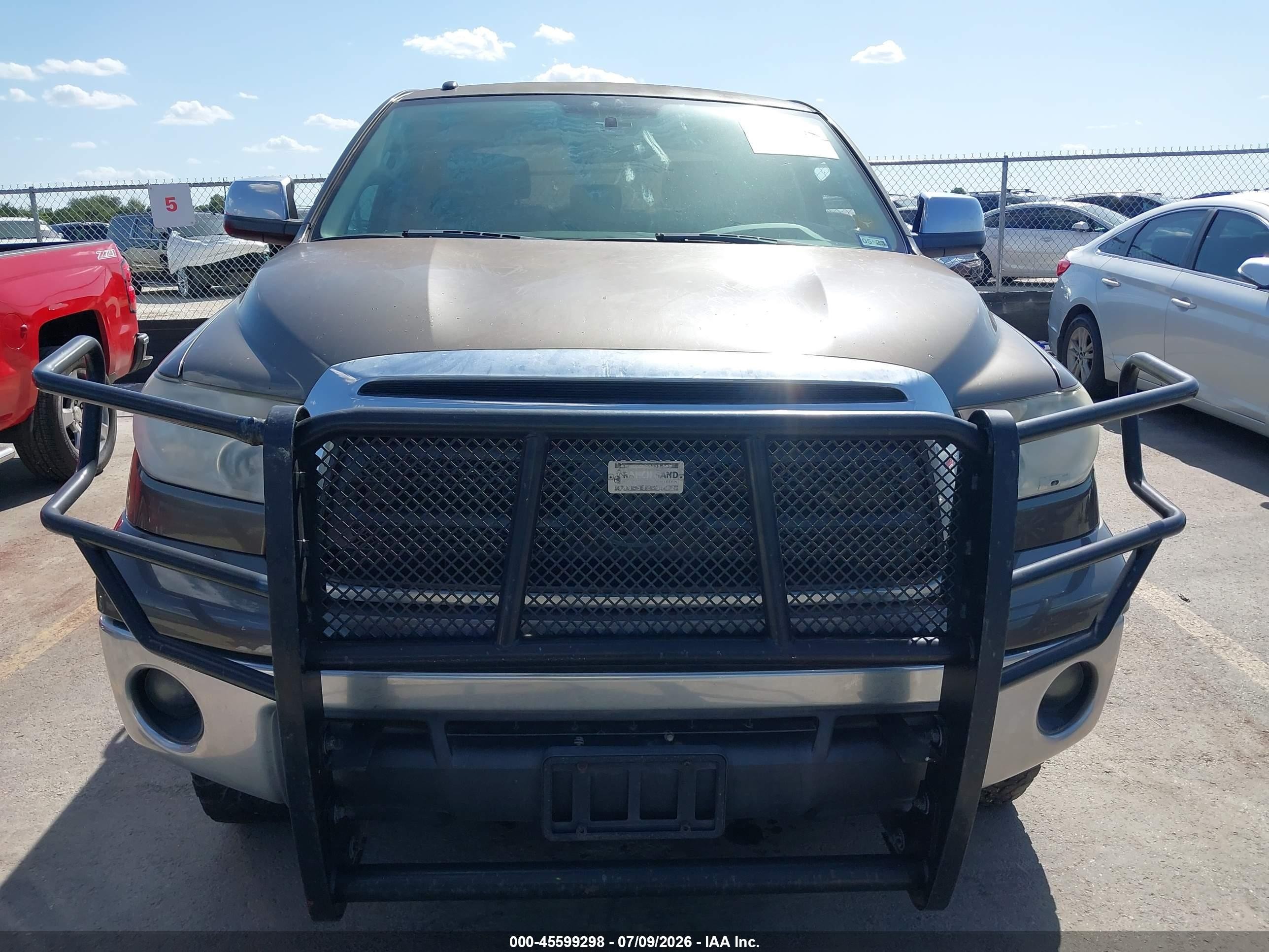2011 Toyota Tundra Grade 5.7l V8 Beige vin: 5TFEY5F1XBX106865