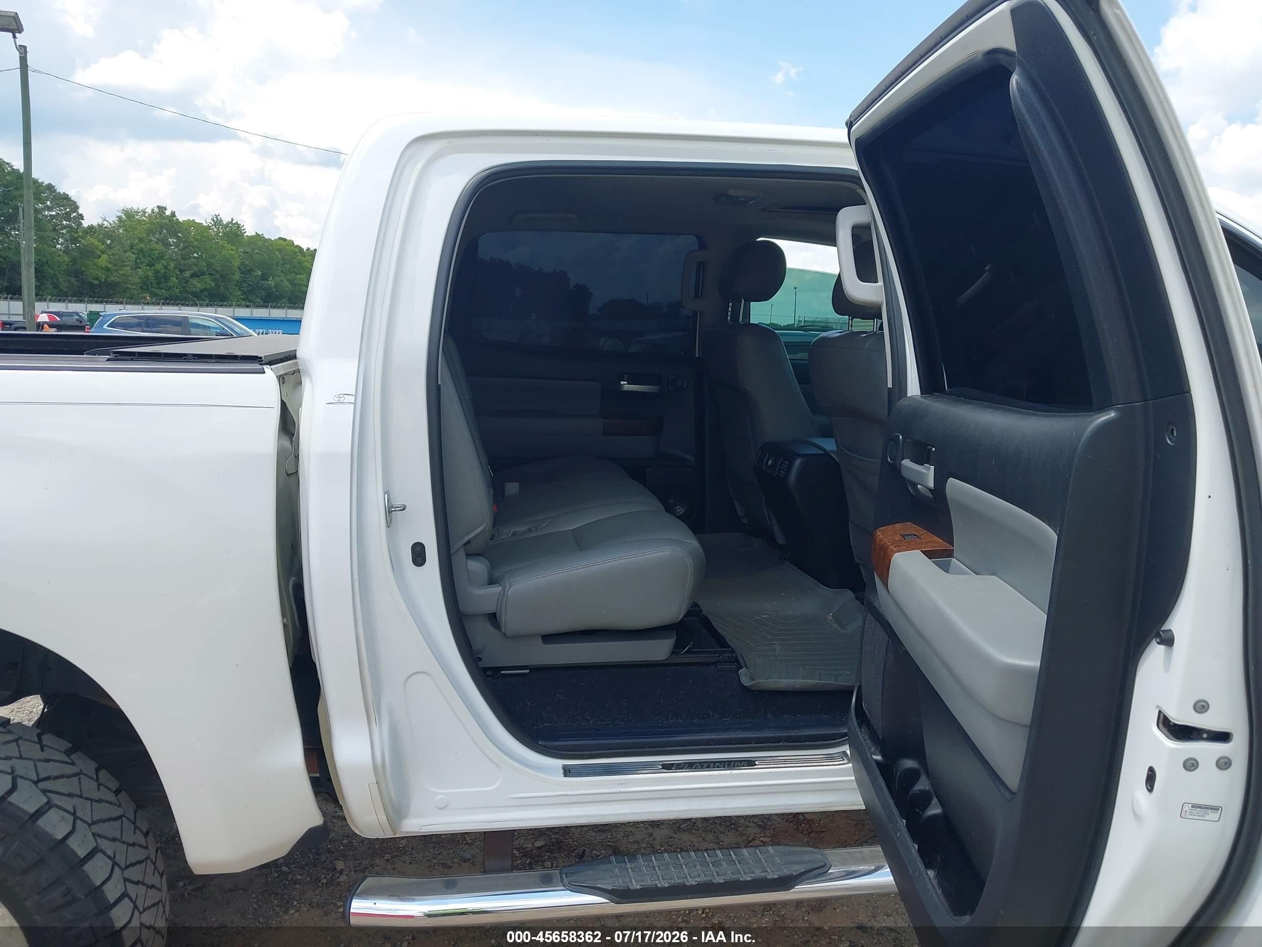 2012 Toyota Tundra Limited 5.7l V8 White vin: 5TFFY5F18CX125498