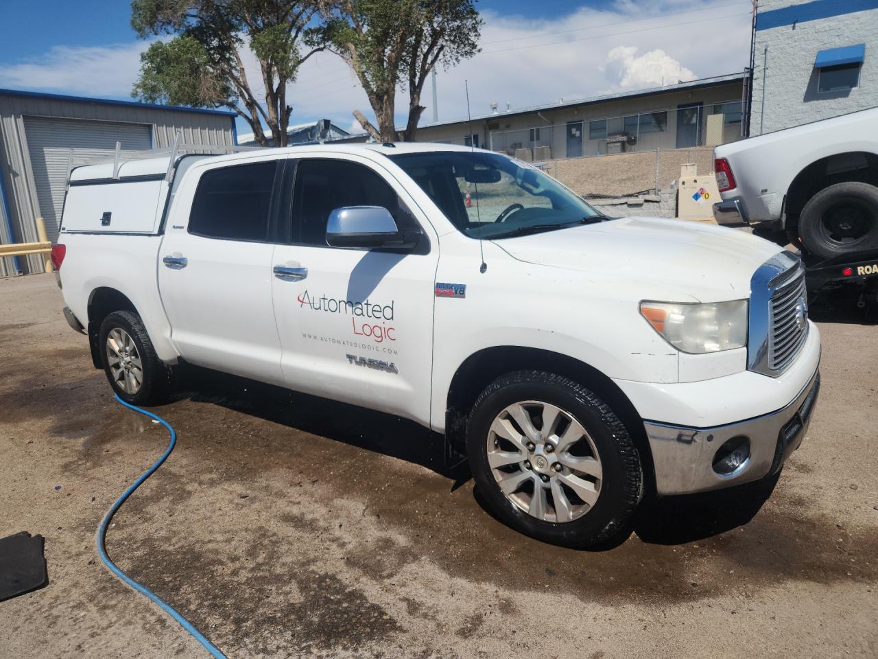 2012 Toyota Tundra Crewmax Limited Белый vin: 5TFHY5F18CX256536 Damage: Right Front Door, Dent(S) W/ Paint Dmg, > 12 Inches