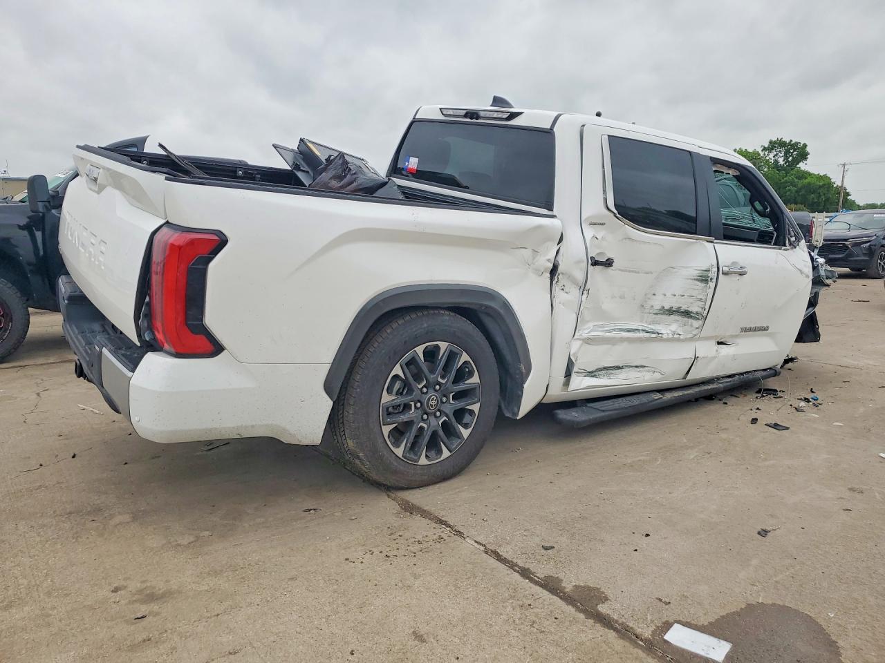 2026 Toyota Tundra Crewmax Limited White vin: 5TFJA5DB1TX374204