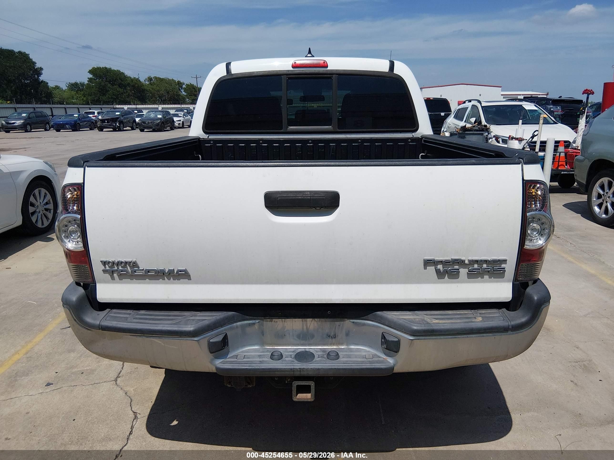 2015 Toyota Tacoma Prerunner V6 White vin: 5TFJU4GNXFX090257