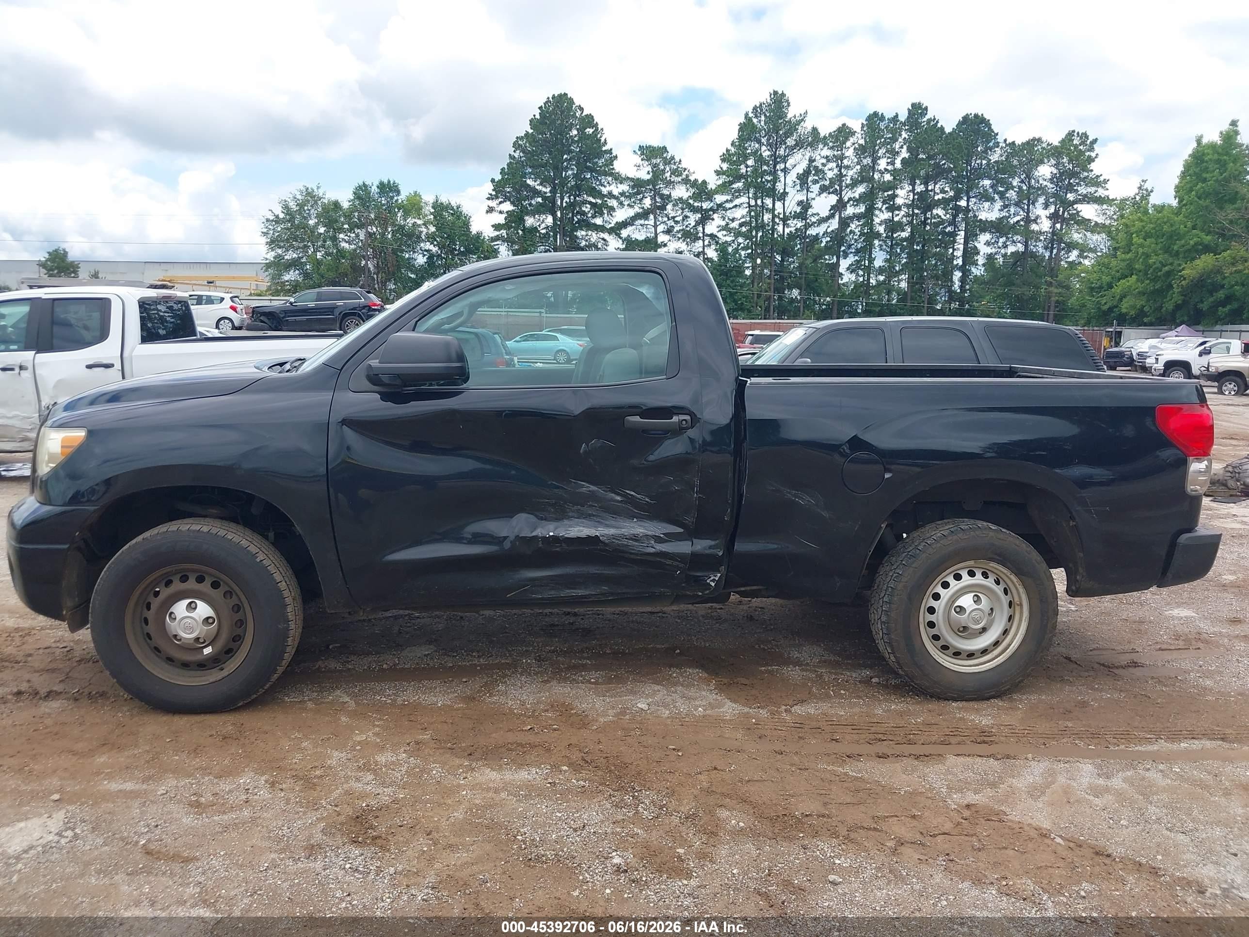 2007 Toyota Tundra Base V6 White vin: 5TFJU52137X002869