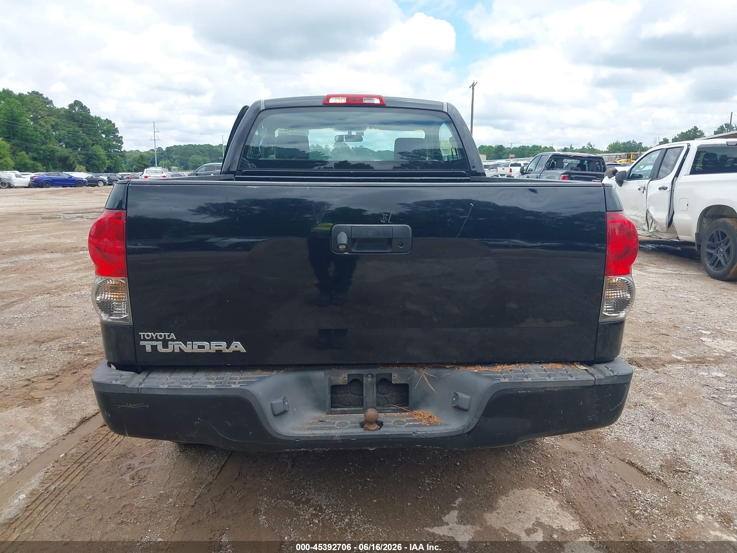 2007 Toyota Tundra Base V6 White vin: 5TFJU52137X002869