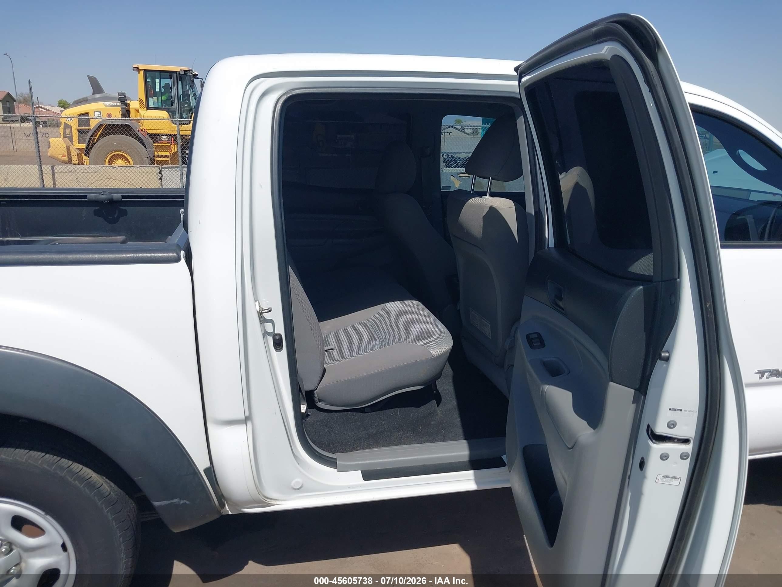2015 Toyota Tacoma   Белый vin: 5TFJX4CN4FX047997