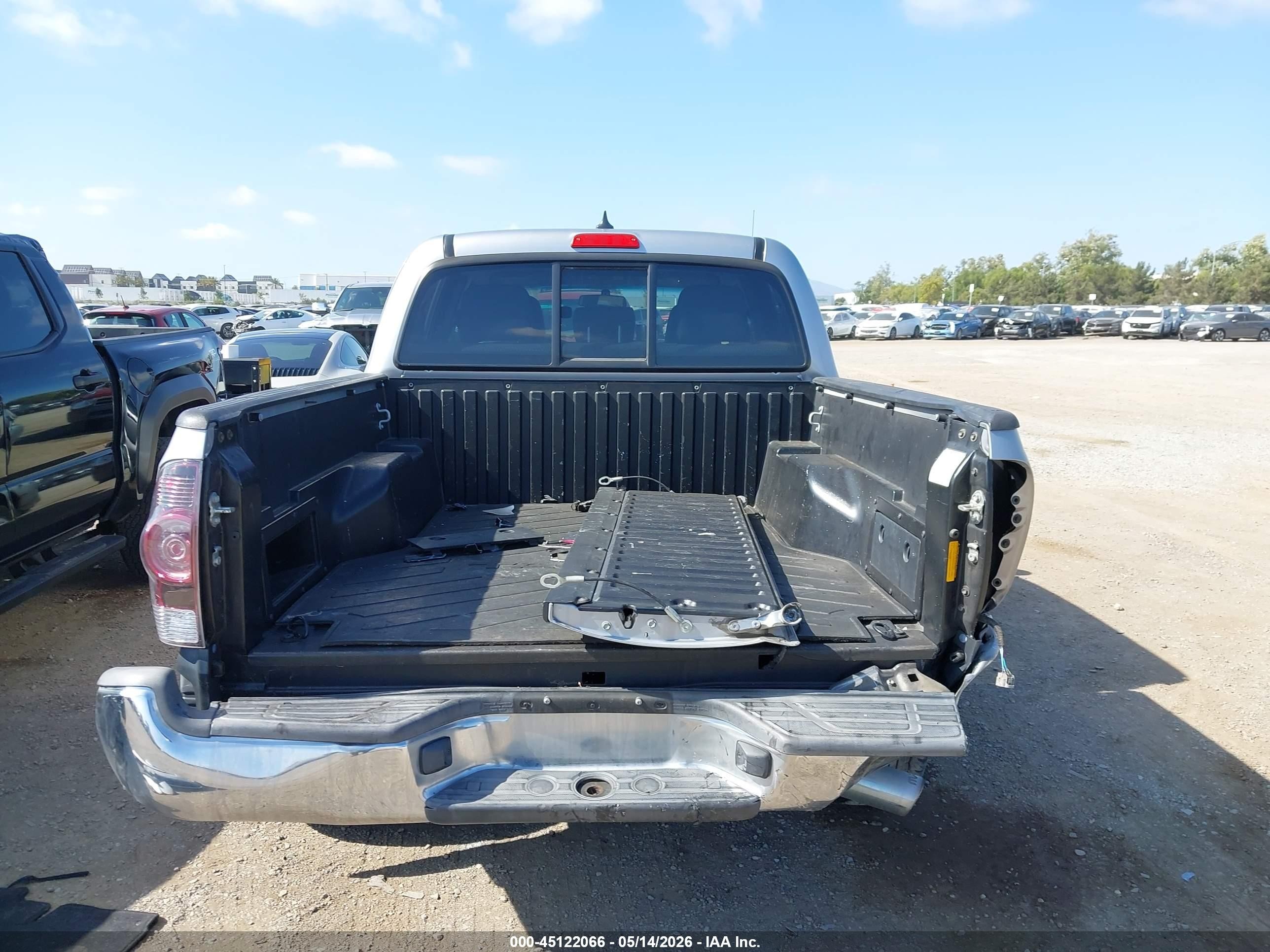 2014 Toyota Tacoma Prerunner Silver vin: 5TFJX4GN5EX036791