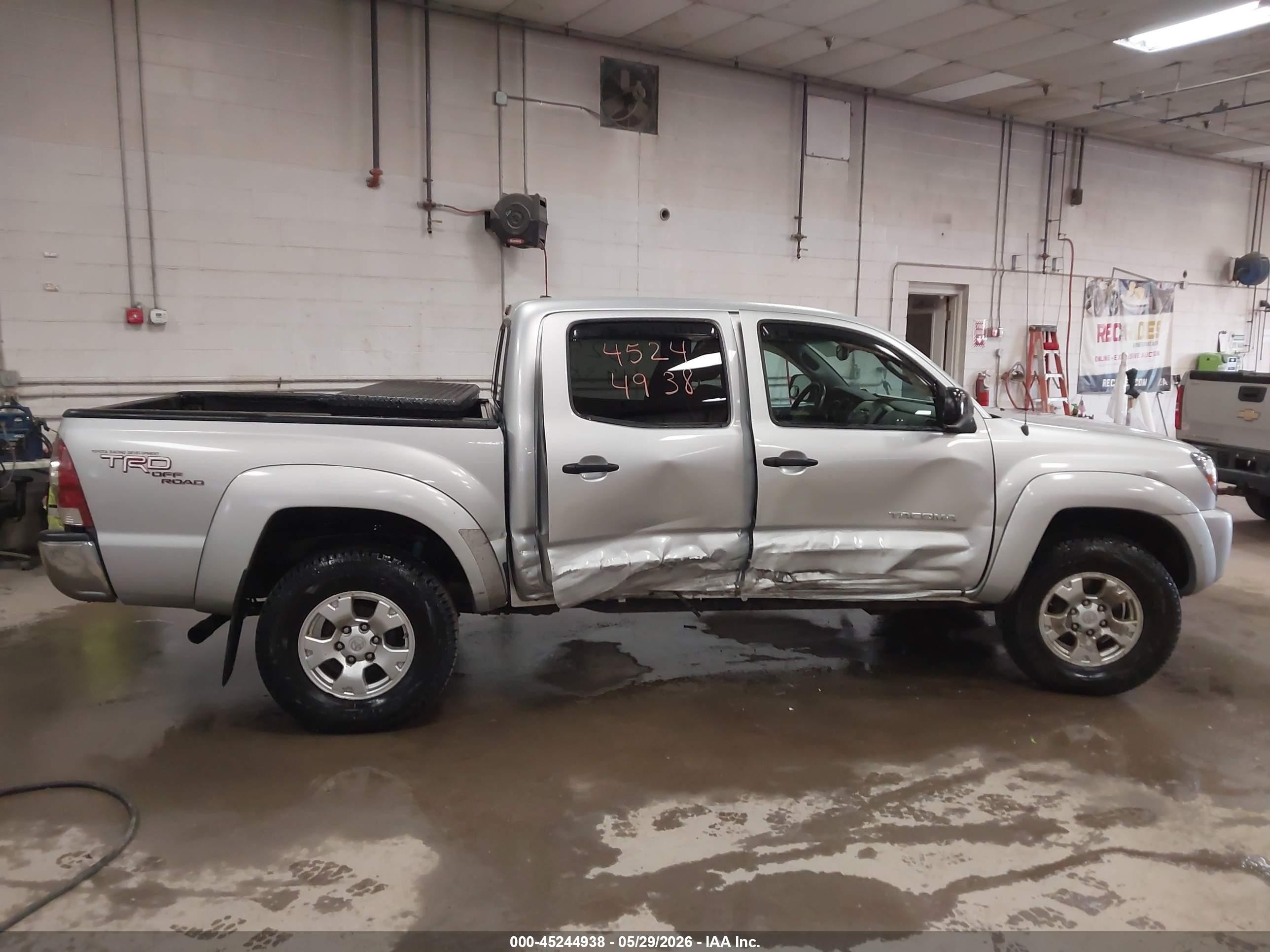 2011 Toyota Tacoma Base V6 Silver vin: 5TFLU4EN0BX008509