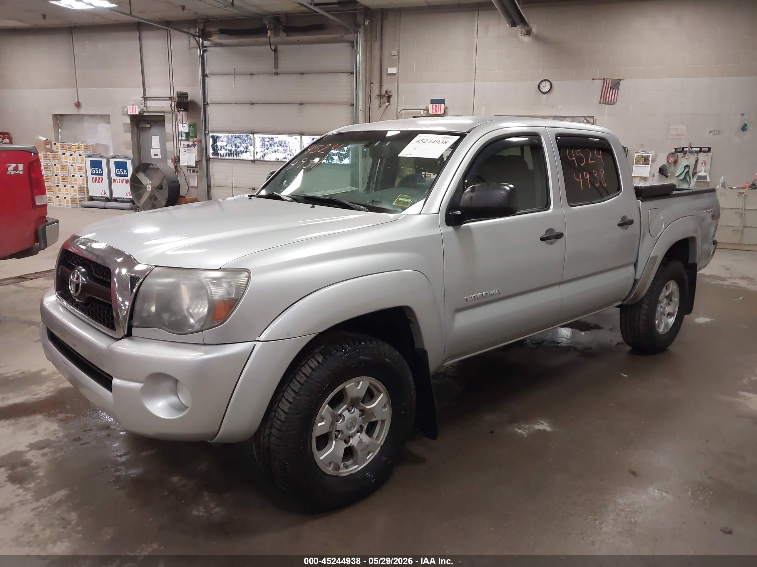 2011 Toyota Tacoma Base V6 Silver vin: 5TFLU4EN0BX008509